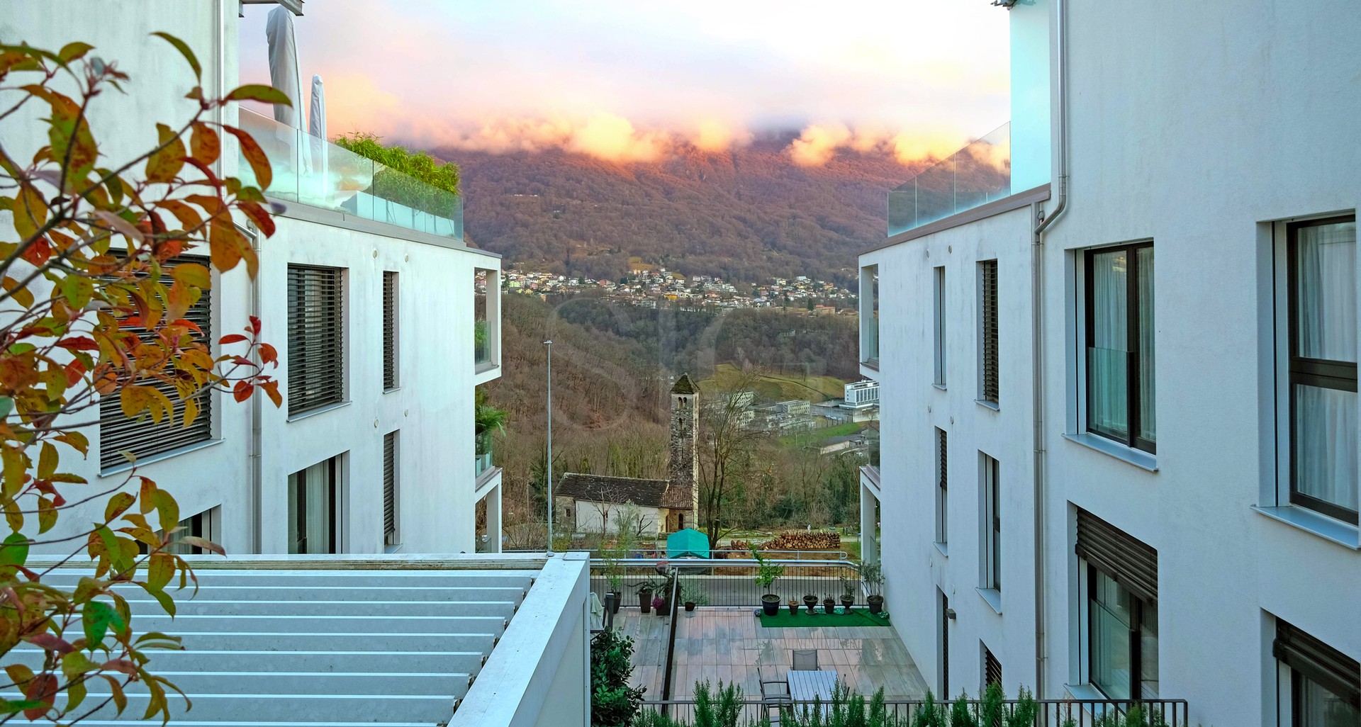 Innenhof mit Bergblick