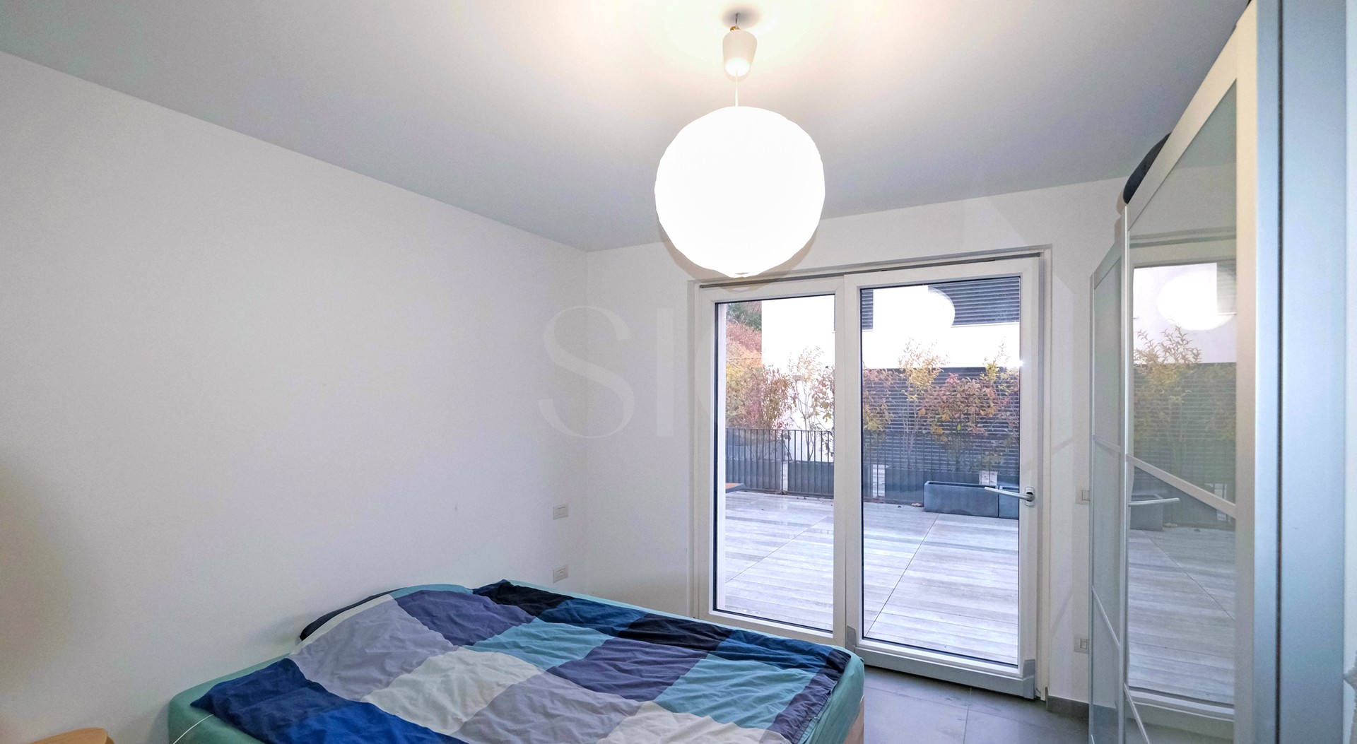 Helles Schlafzimmer mit Terrassentür