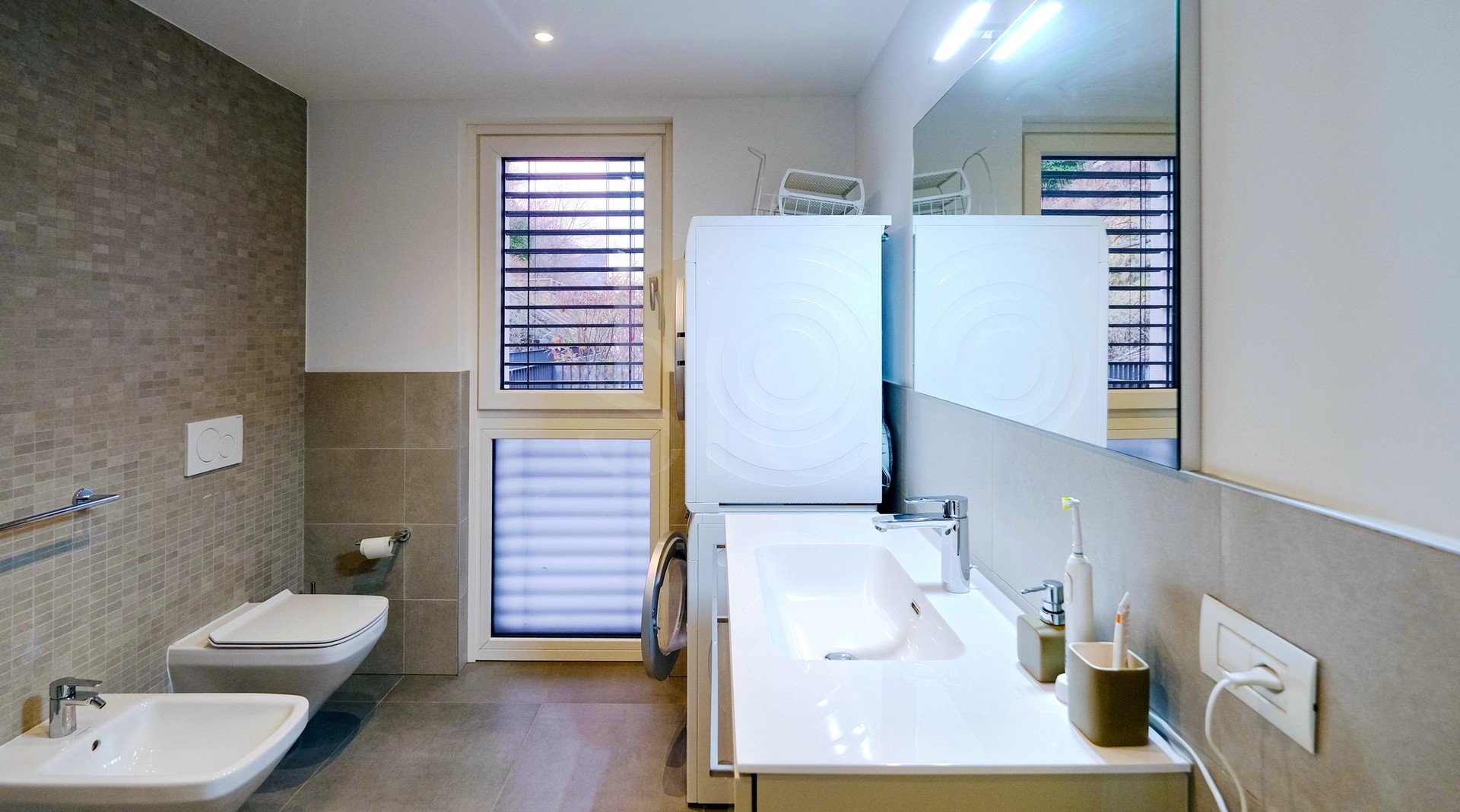 Modernes Badezimmer mit Doppelwaschbecken und WC