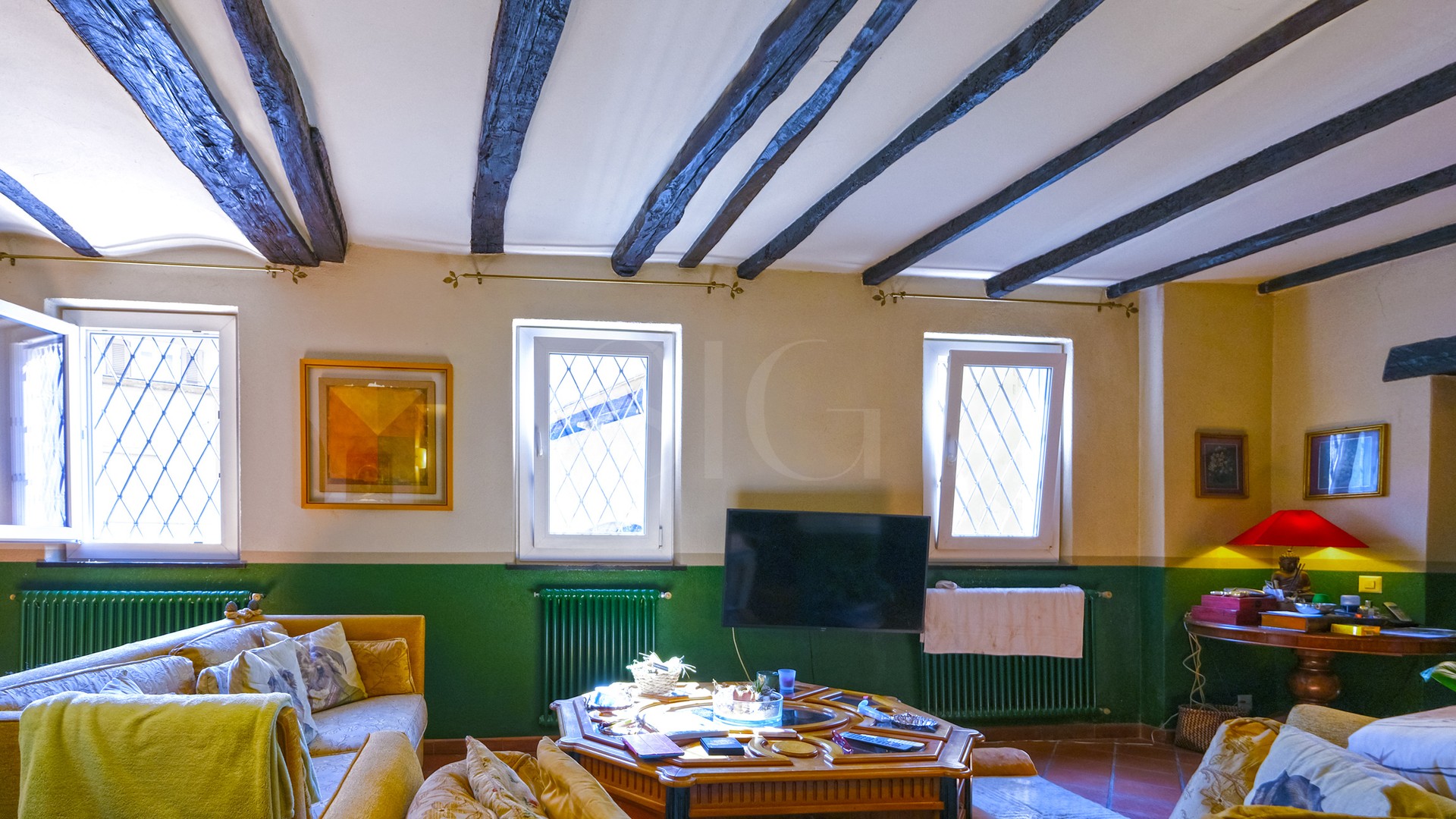 Wohnzimmer mit Holzbalkendecke