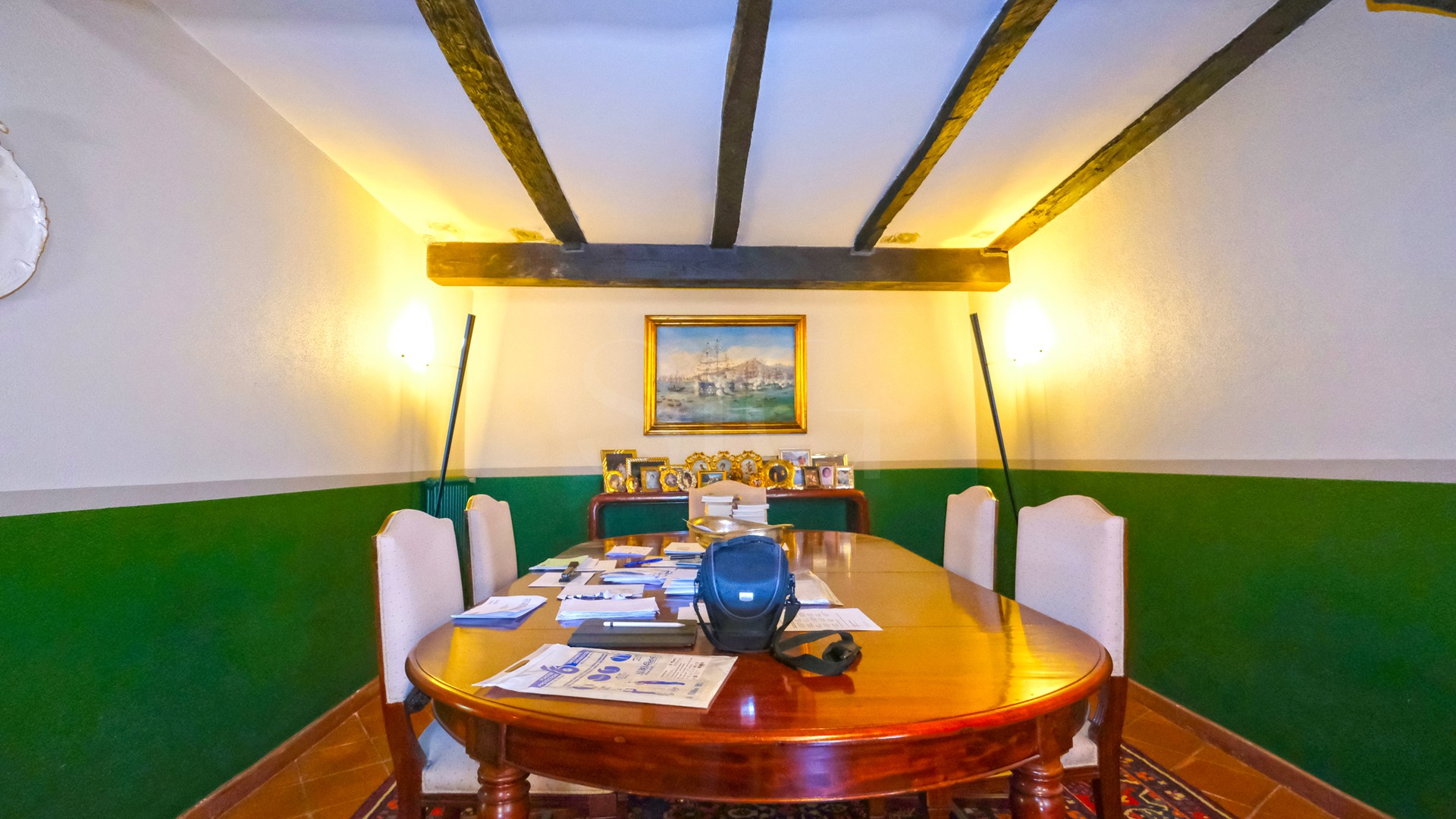 Esszimmer mit langem Holztisch und Sichtbalken