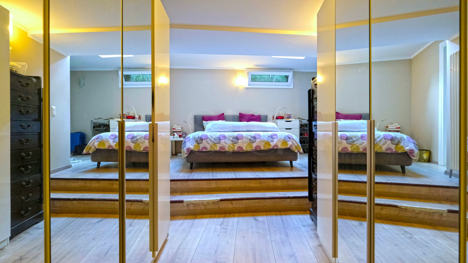 Schlafzimmer mit begehbarem Kleiderschrank