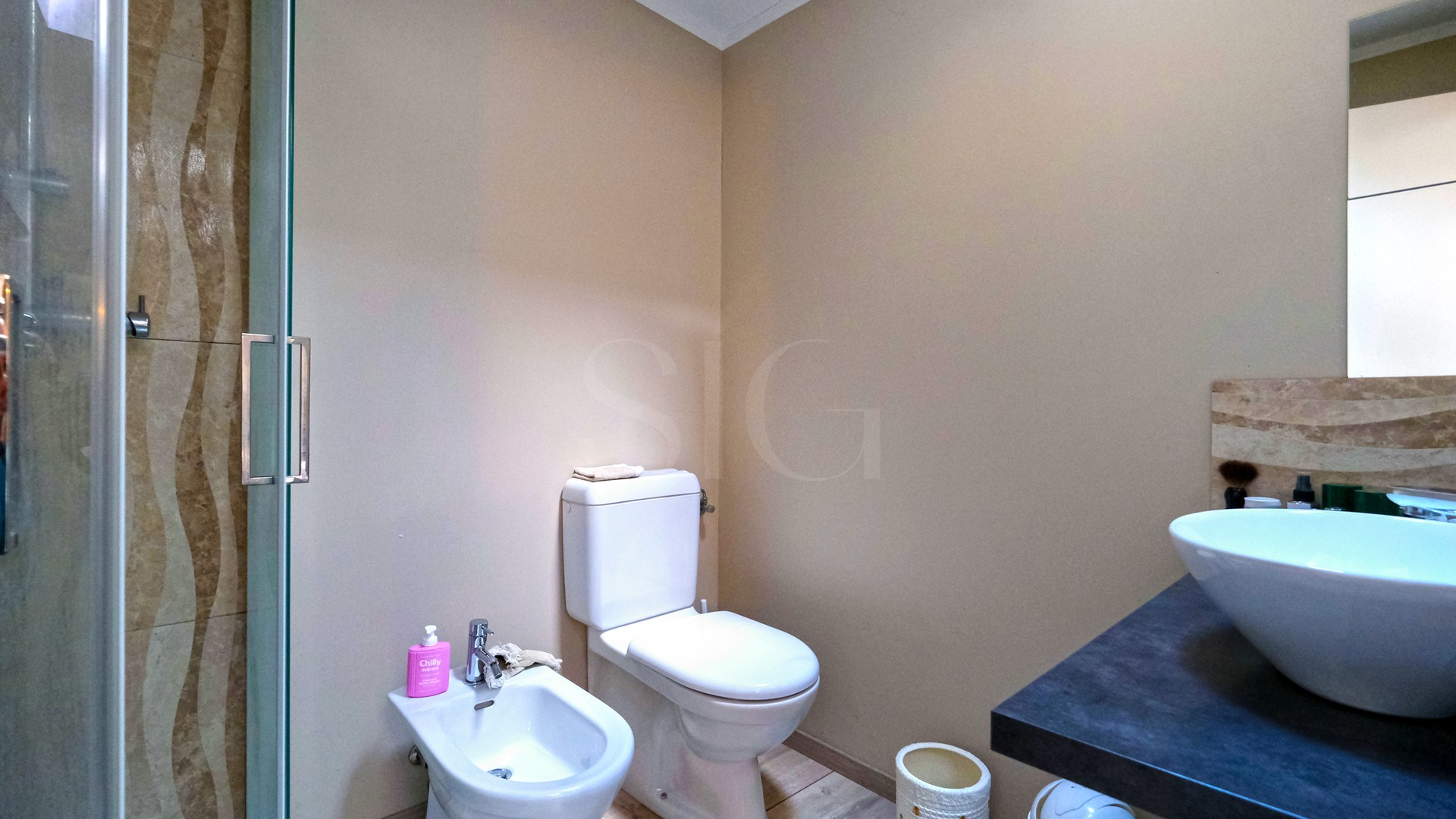 Modernes Bad mit WC und Bidet