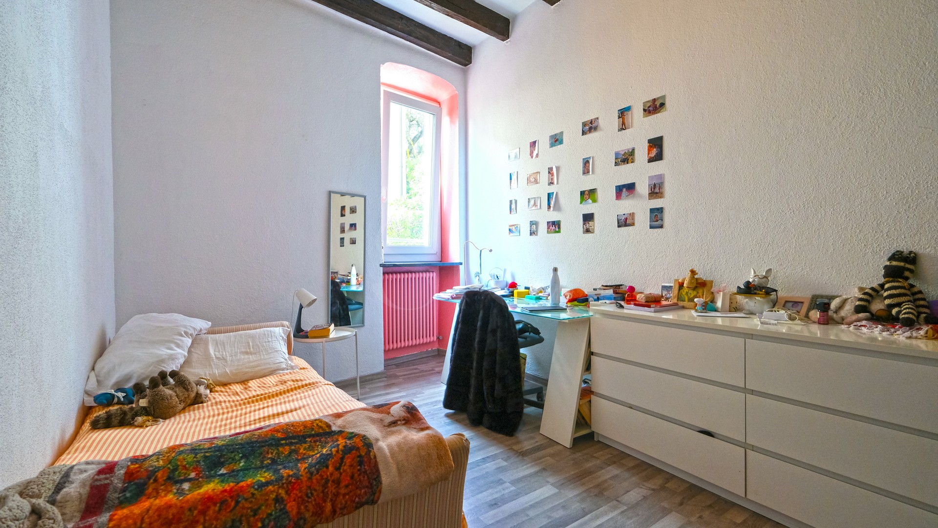 Kleines Schlafzimmer mit Arbeitsplatz