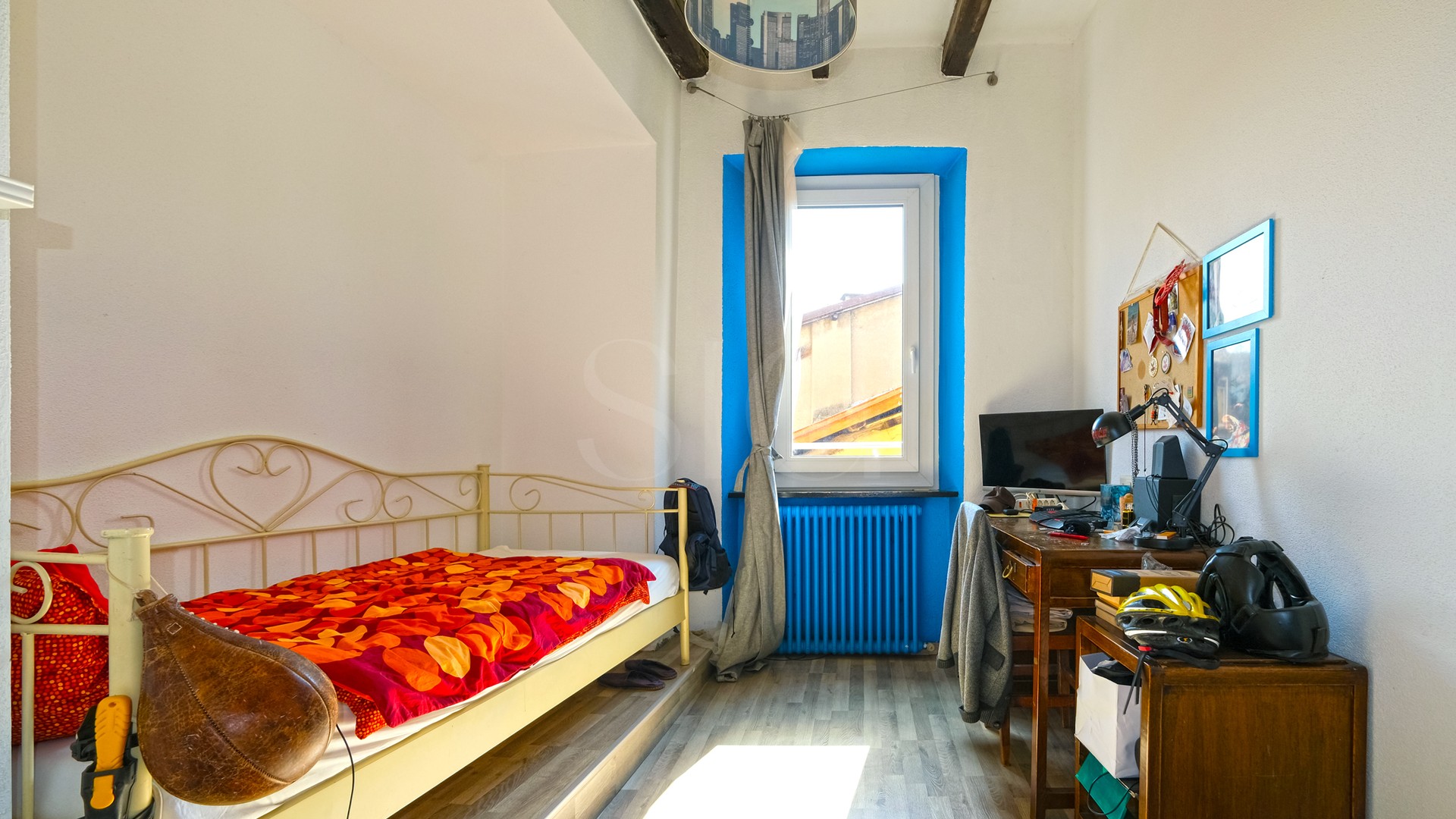 Kleines Schlafzimmer mit Arbeitsbereich