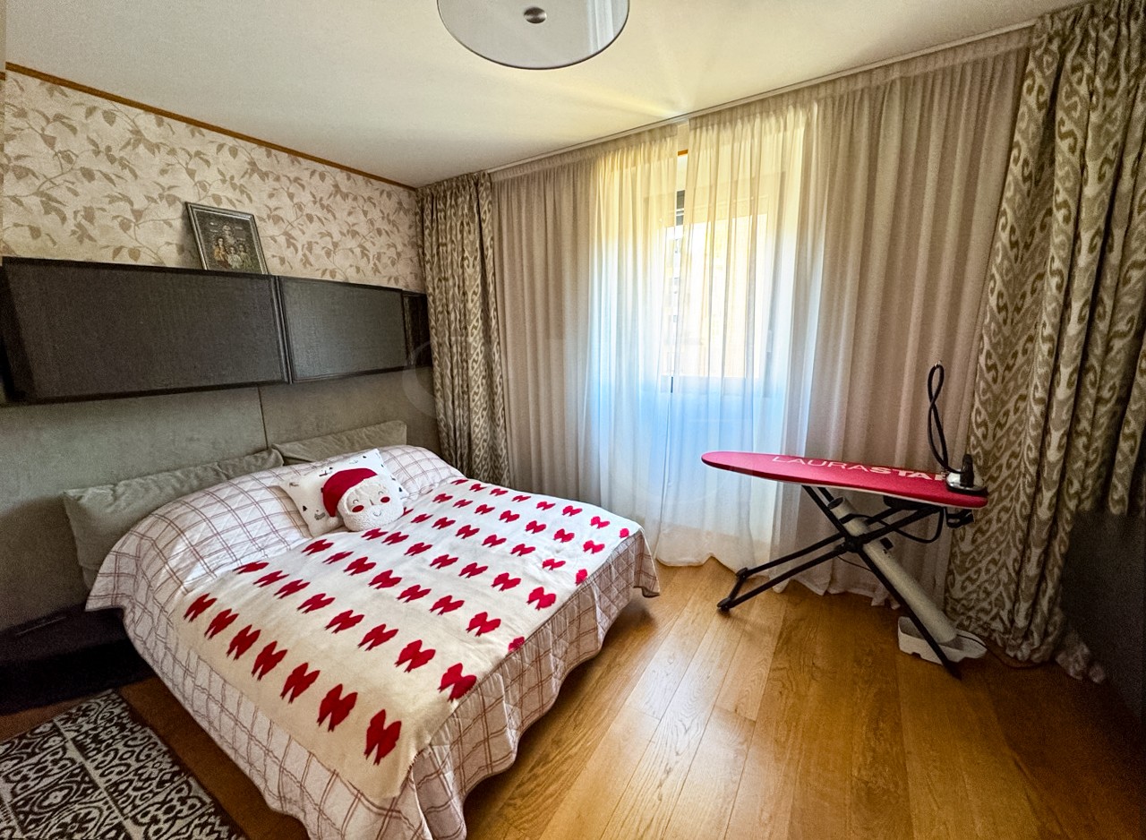 Gemütliches Schlafzimmer mit Fenster und Bügelbrett