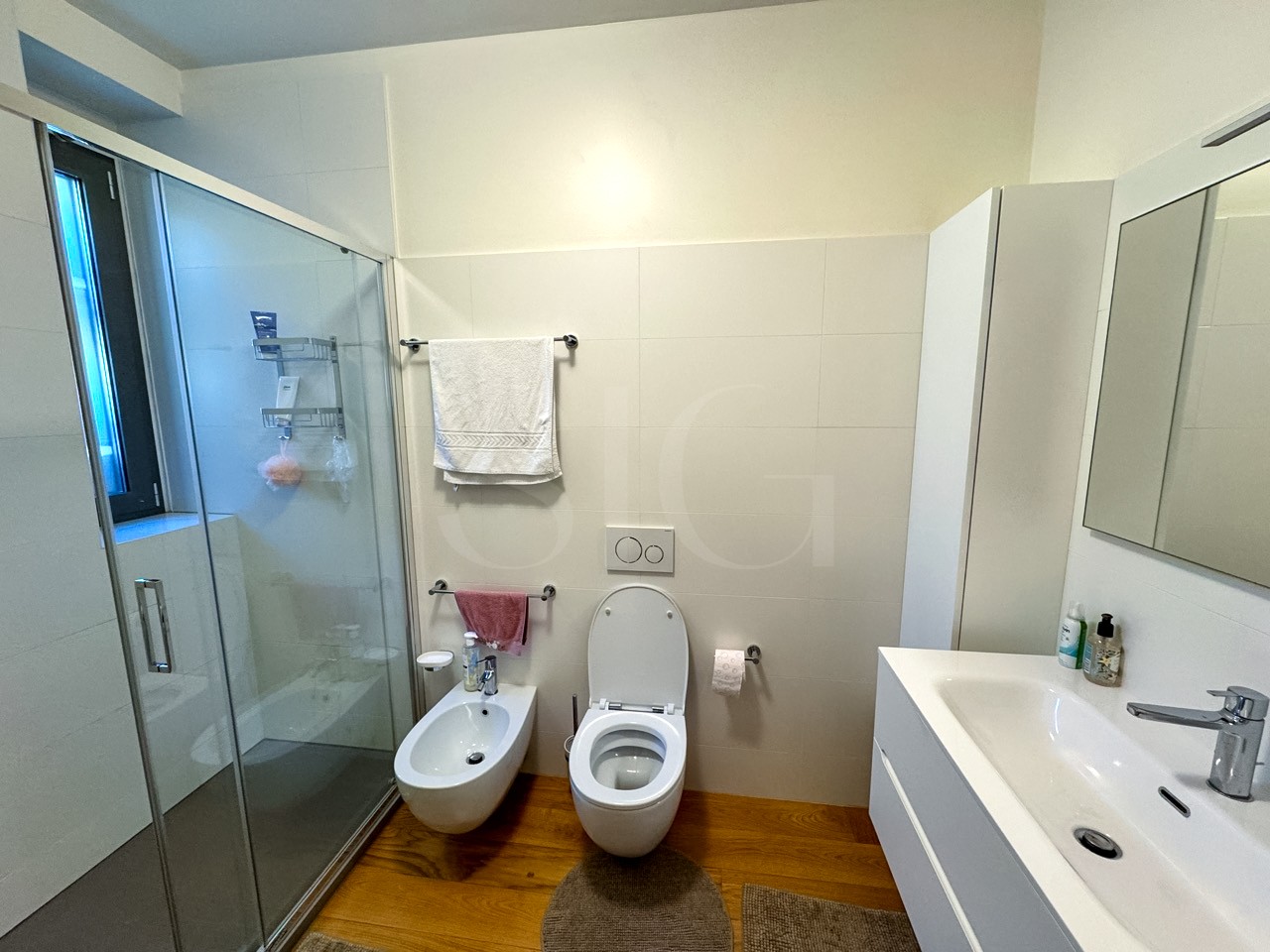 Modernes Badezimmer mit Dusche, WC und Waschtisch