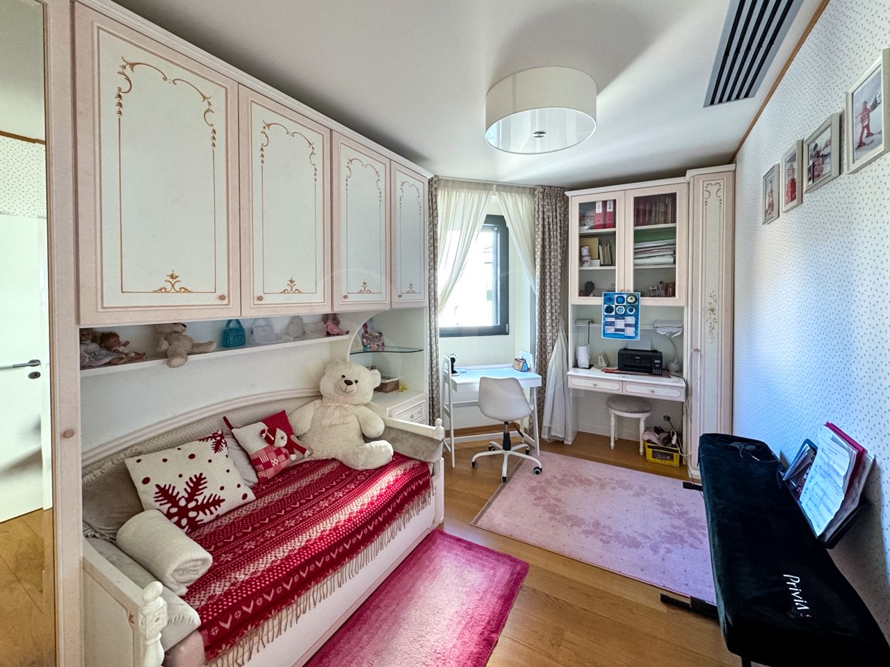 Mädchenzimmer mit Arbeitsbereich