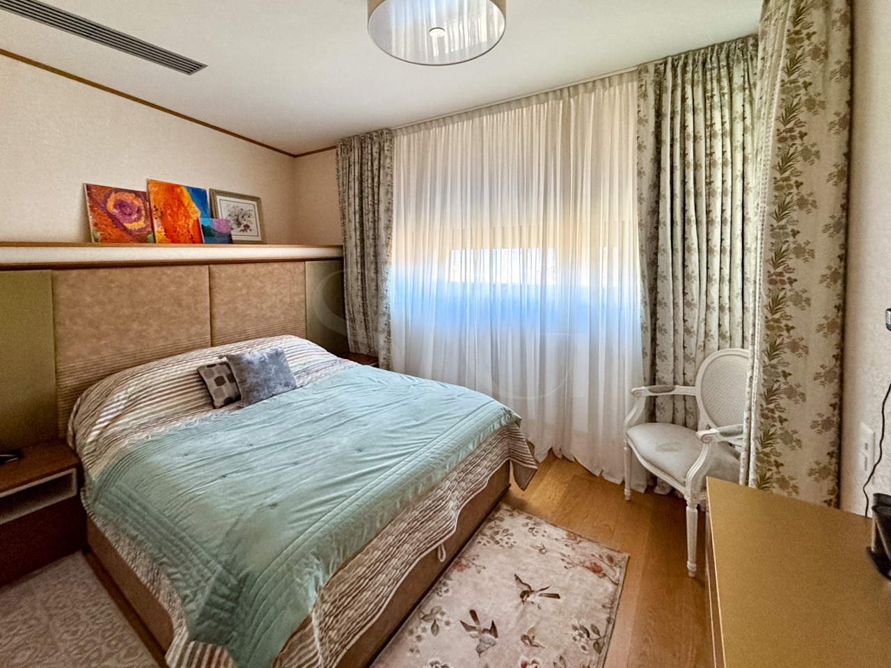Gemütliches Schlafzimmer mit großem Fenster
