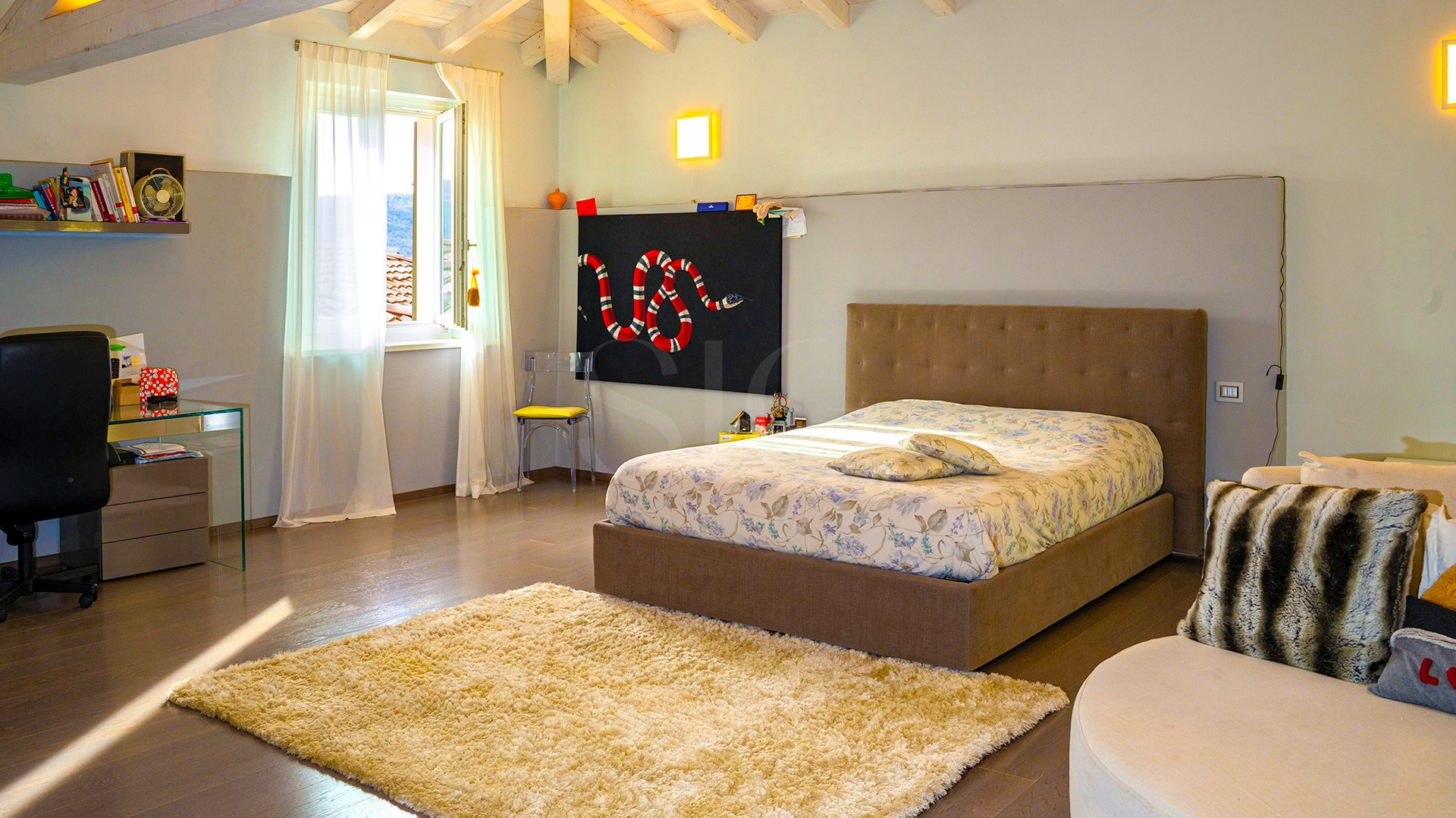 Helles Schlafzimmer mit Dachschrägen und Holzdecke