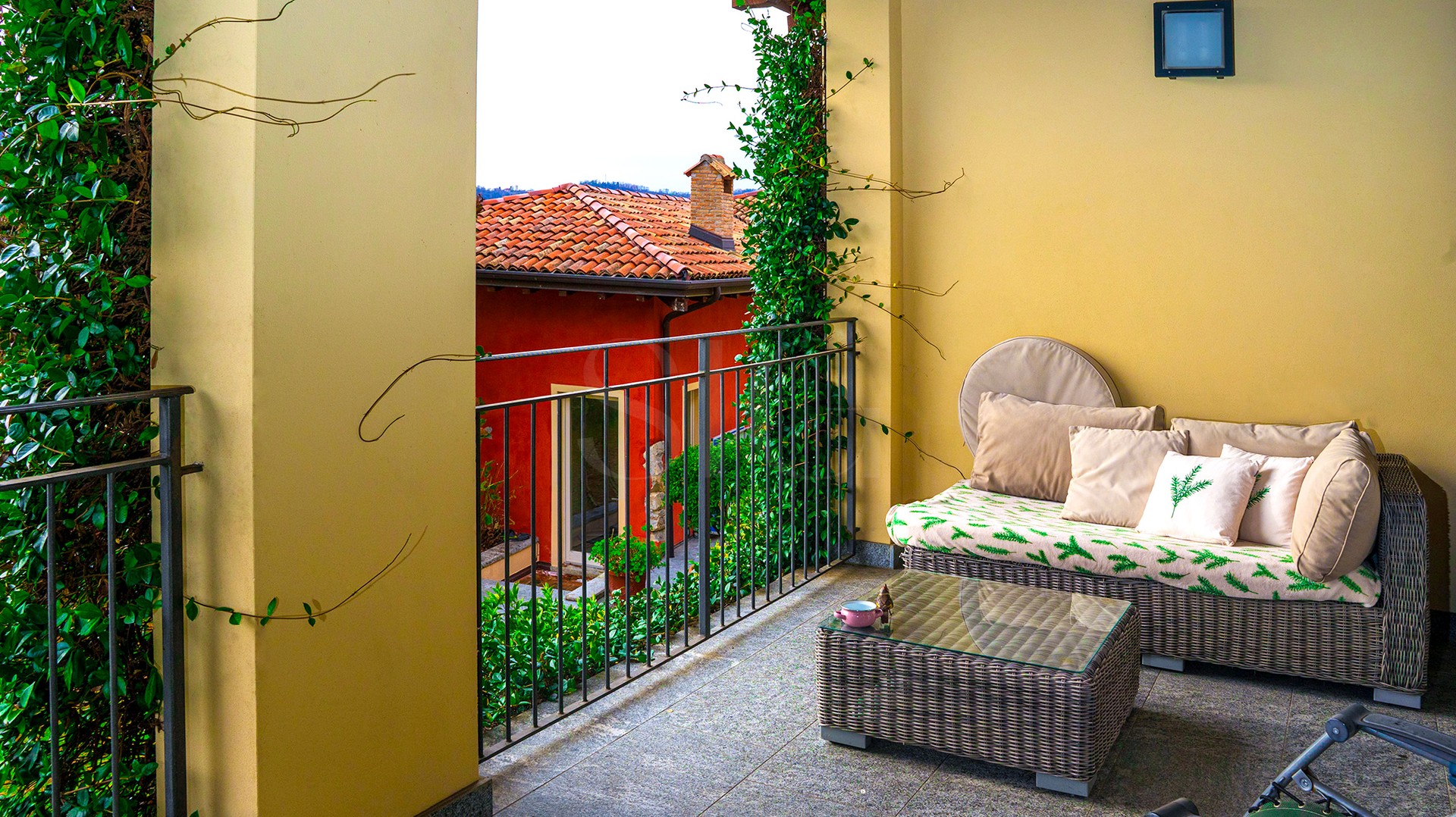 Gemütlicher Balkon mit Sitzgruppe