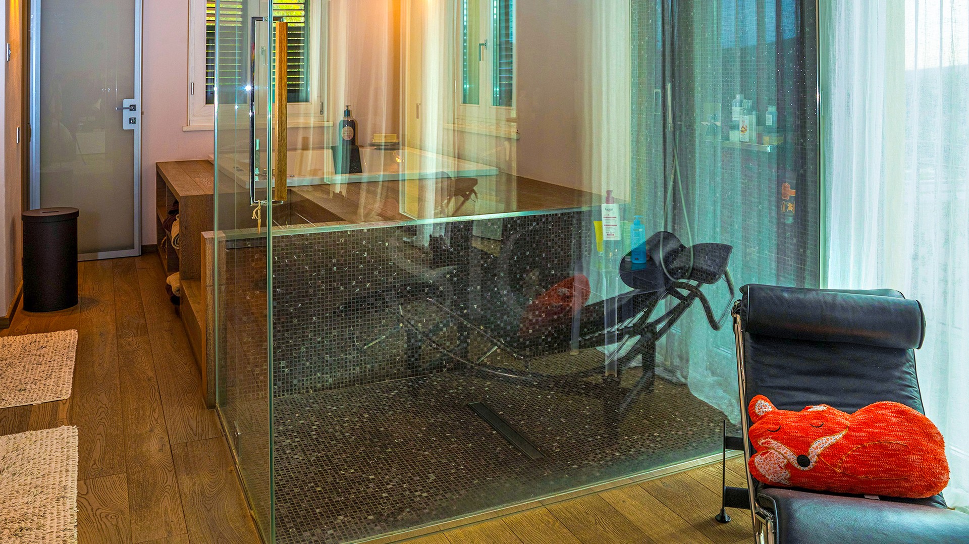 Modernes Badezimmer mit Glasdusche