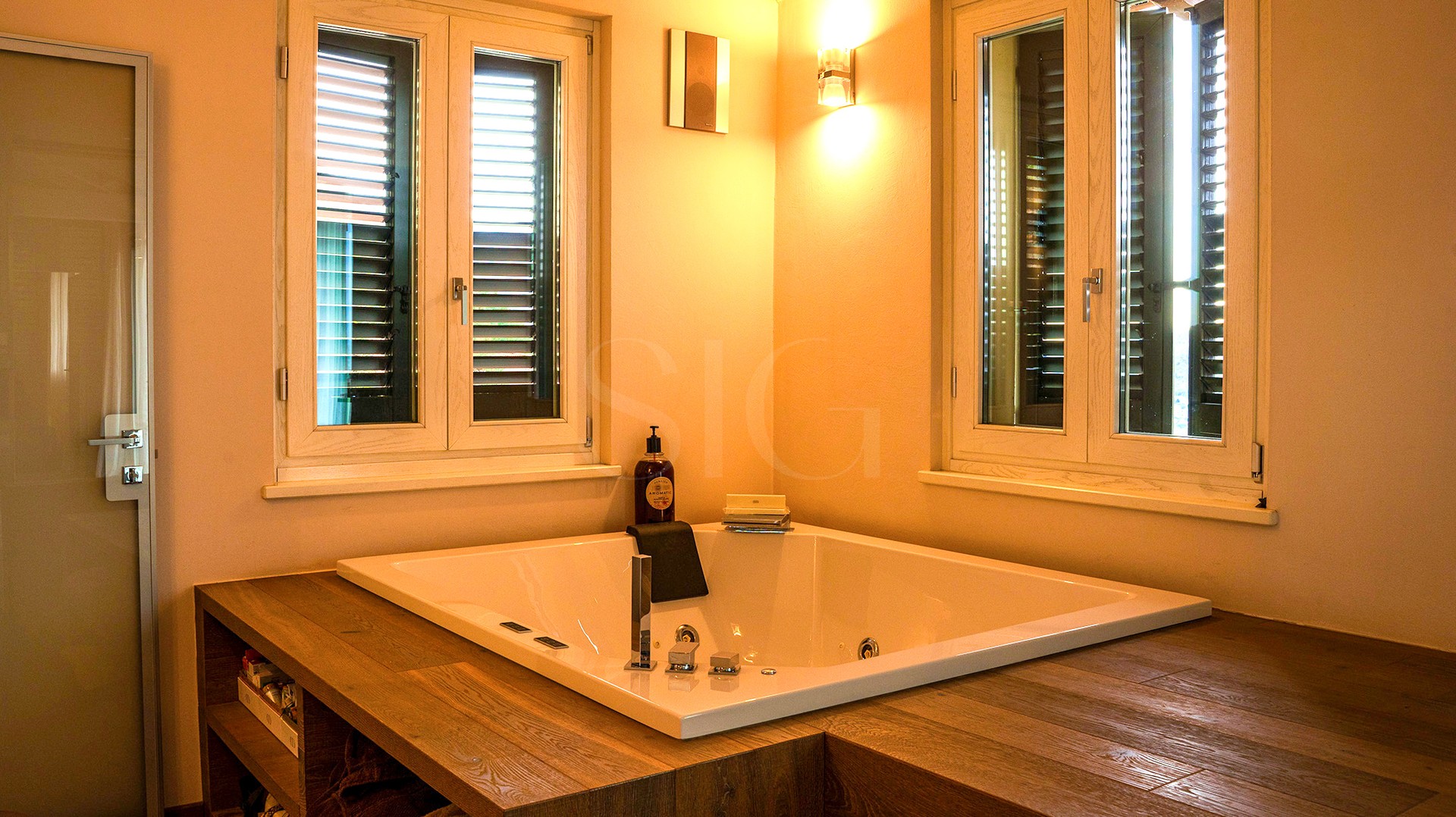 Badezimmer mit eingebauter Wanne