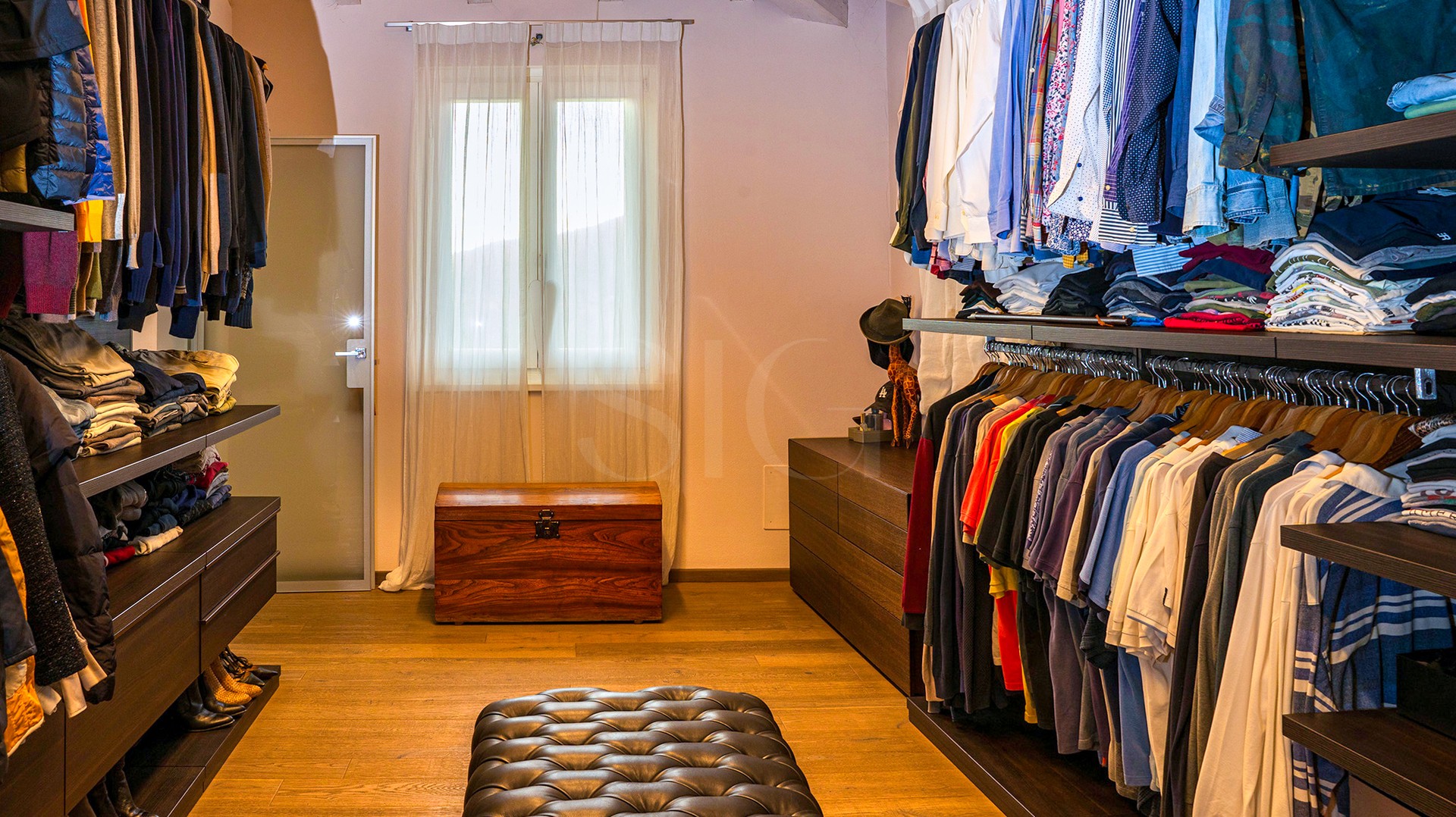 Begehbarer Kleiderschrank