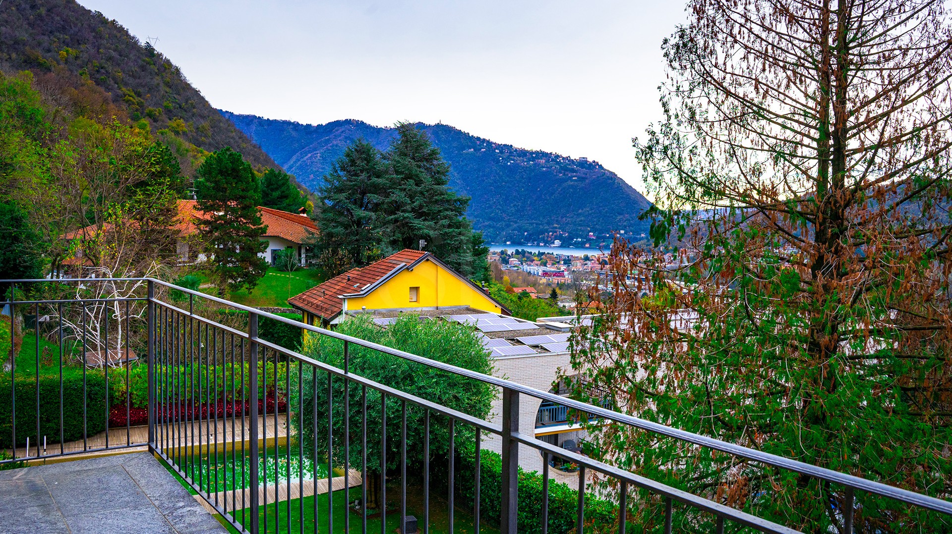 Balkon mit Berg- und Seeblick