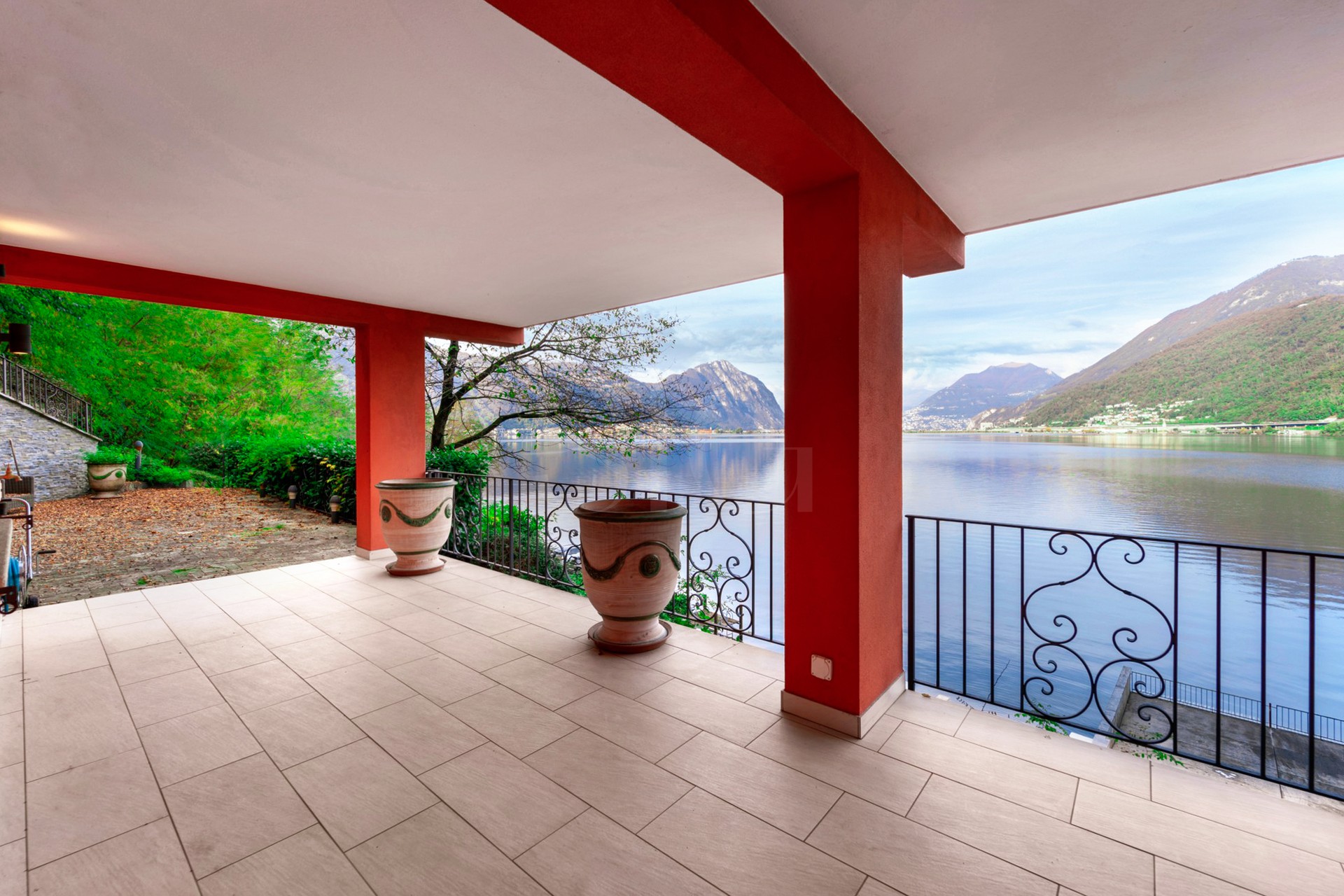 Überdachte Terrasse mit Seeblick