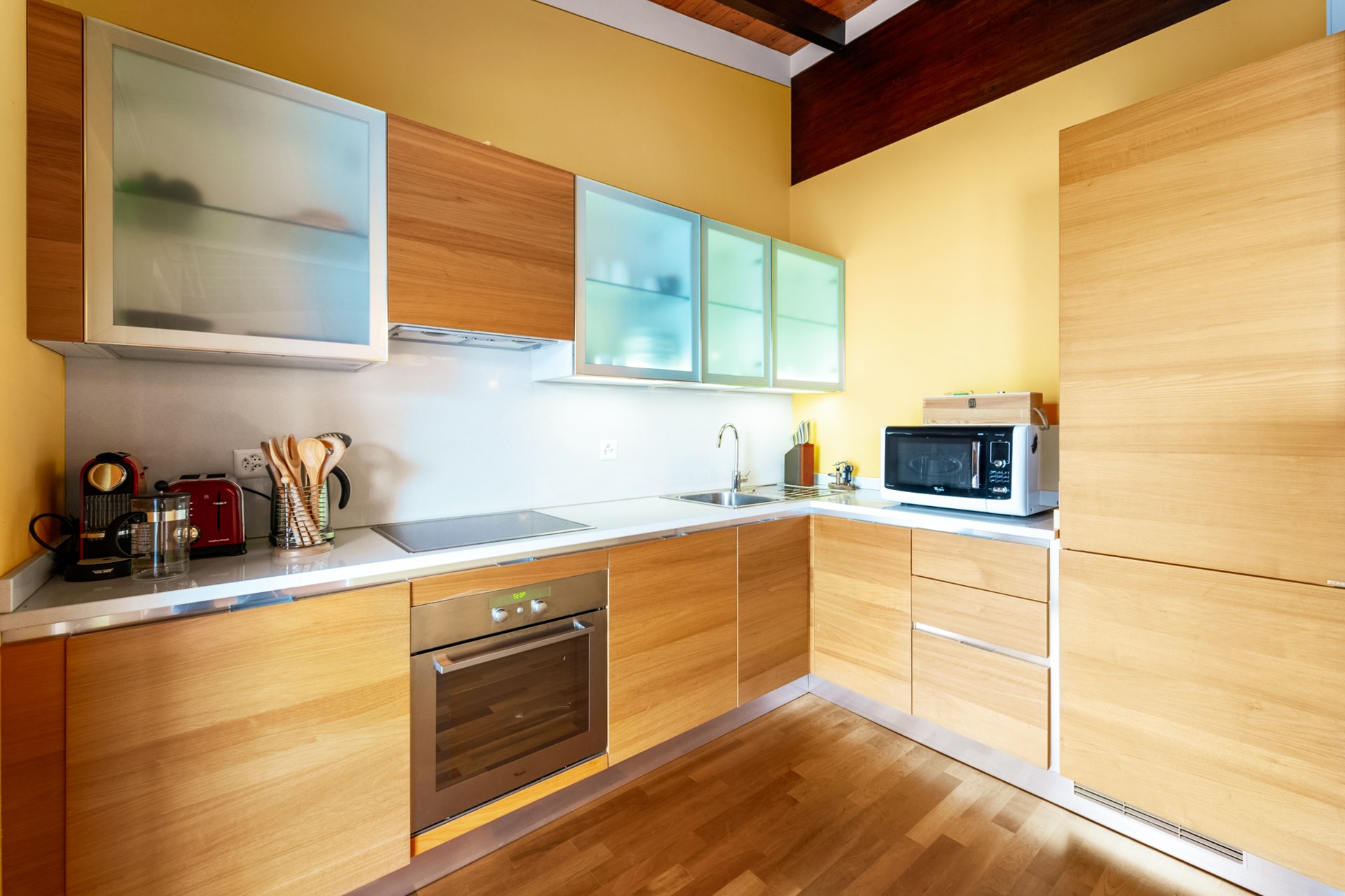 Moderne Einbauküche mit Holzfronten