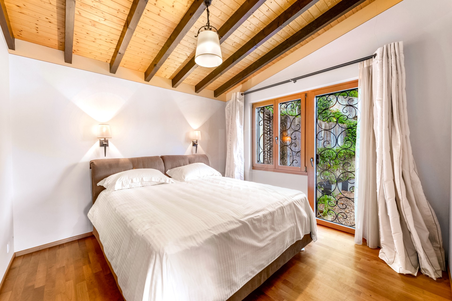 Helles Schlafzimmer mit Holzbalkendecke