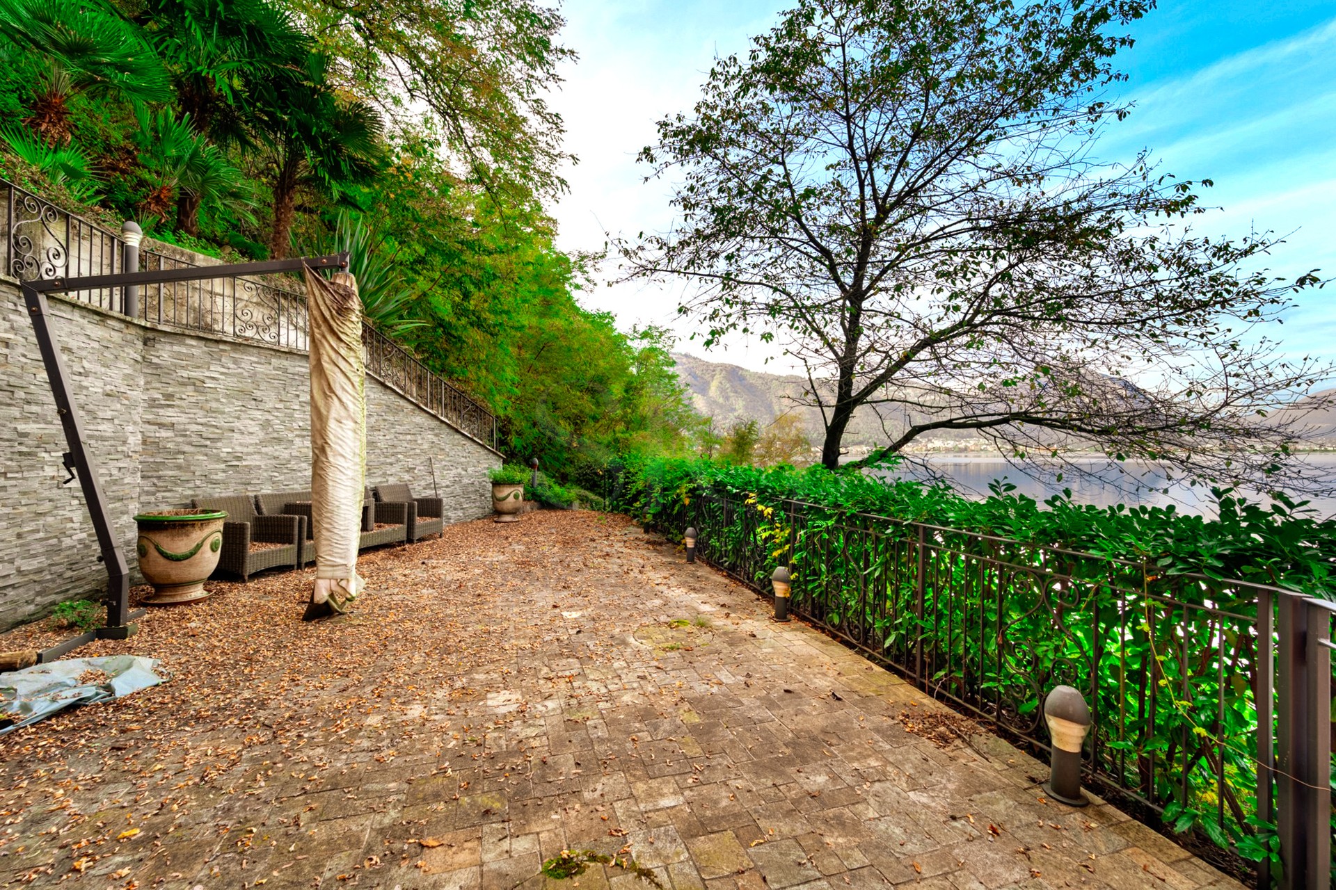 Seeblick-Terrasse mit üppiger Begrünung