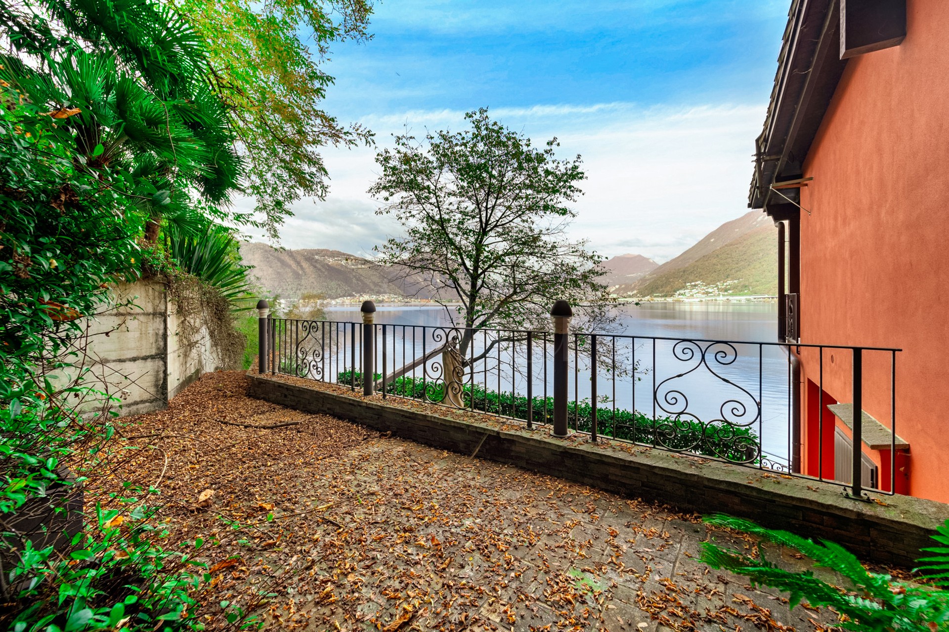 Seeblick-Terrasse mit Garten und Balkongeländer