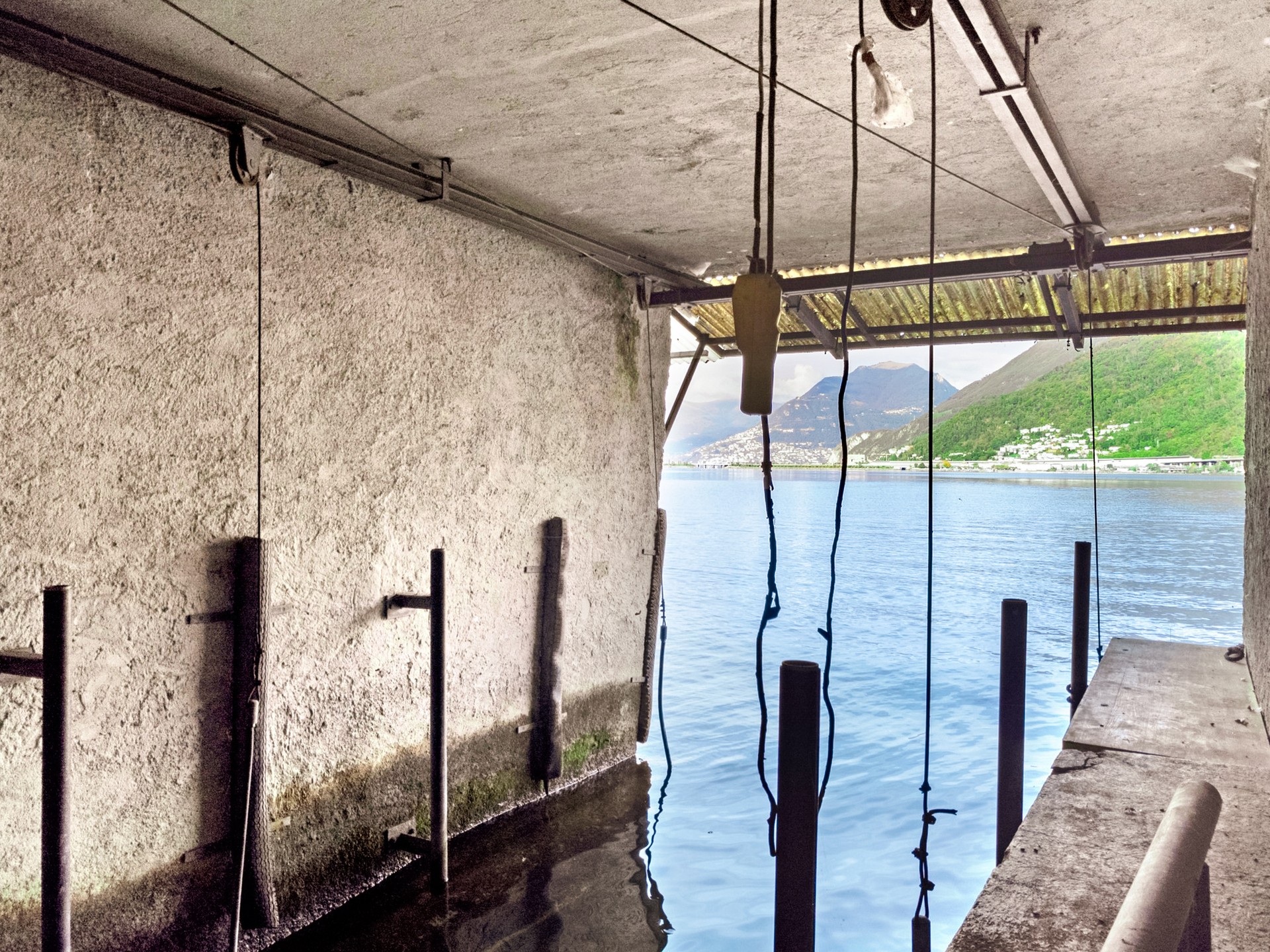 Bootshaus am Wasser mit Bergblick
