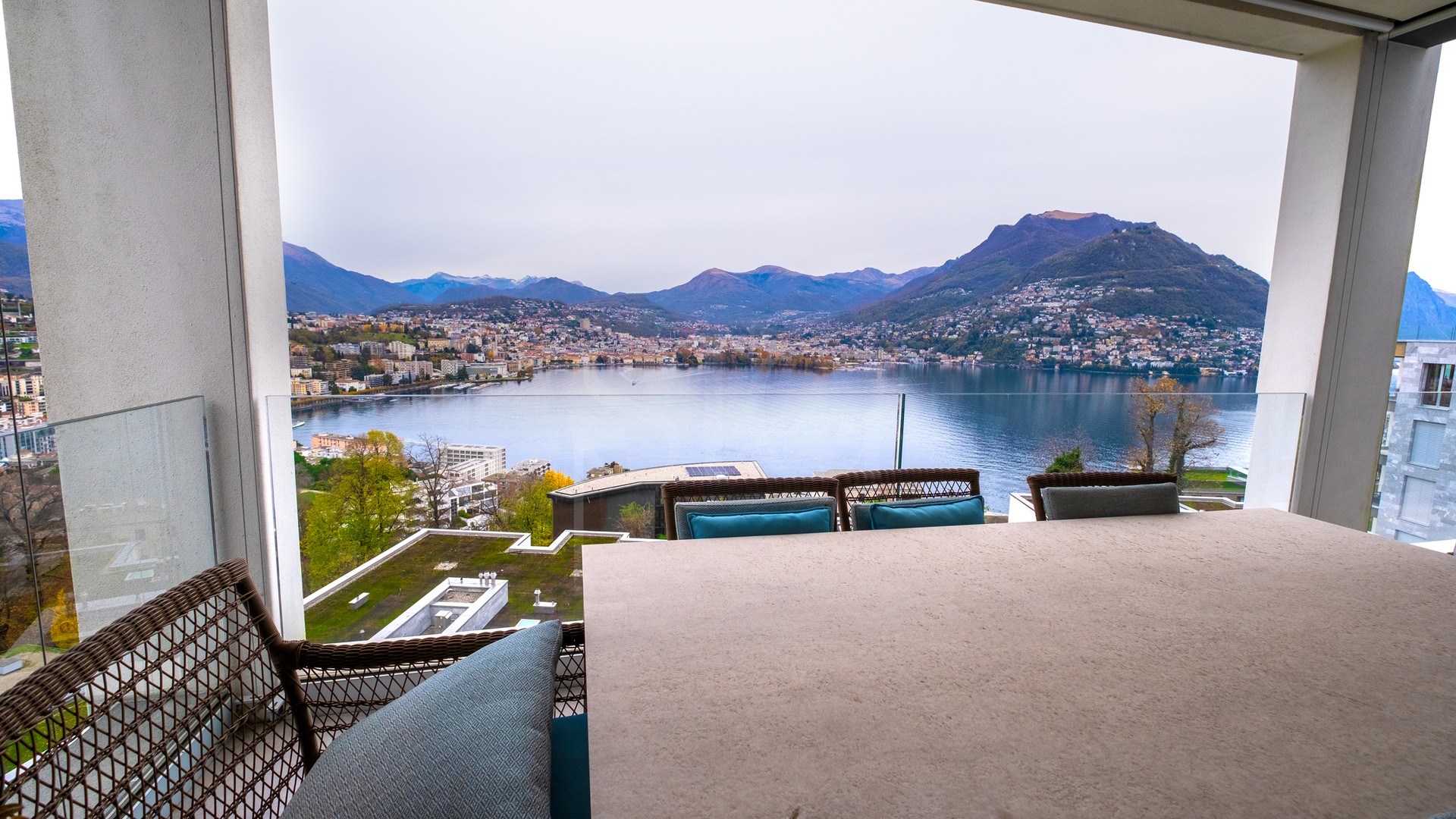 Seeblick von einem Balkon mit Lounge-Möbeln