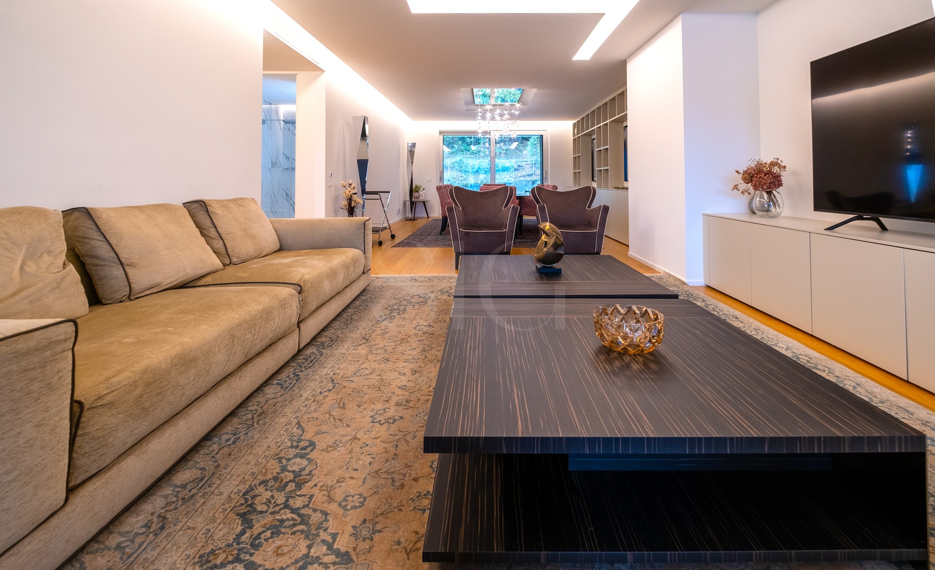 Offener Wohn- und Essbereich in modernem Interieur