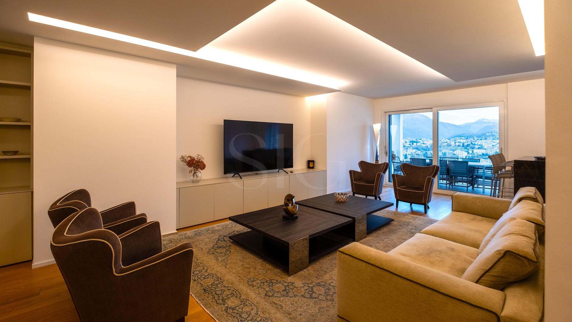 Modernes Wohnzimmer mit Bergblick