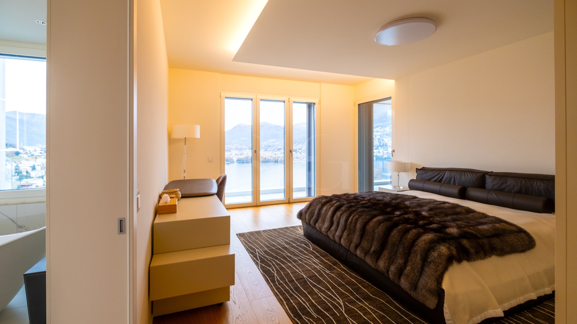 Schlafzimmer mit Seeblick