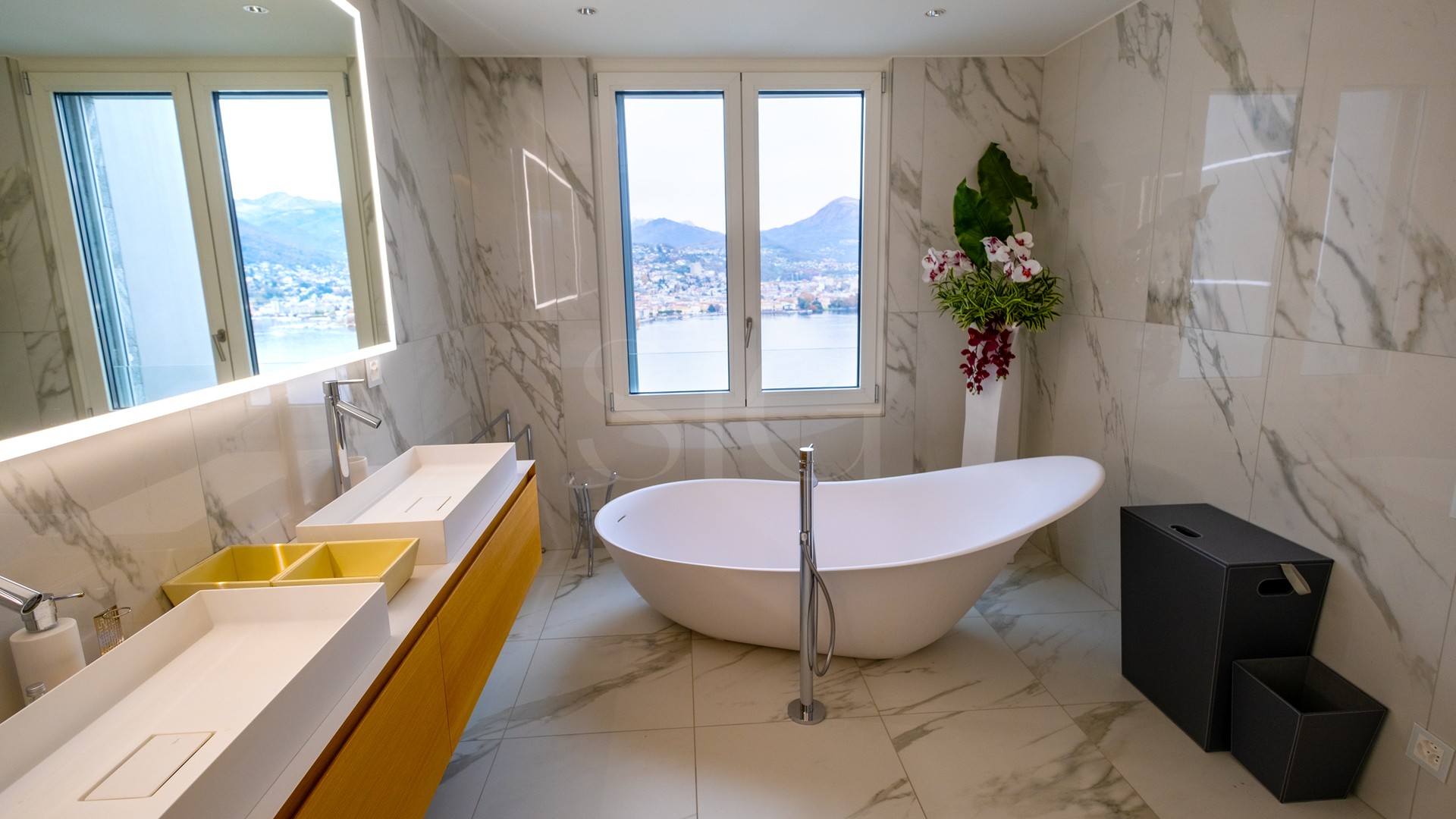 Luxuriöses Badezimmer mit Seeblick