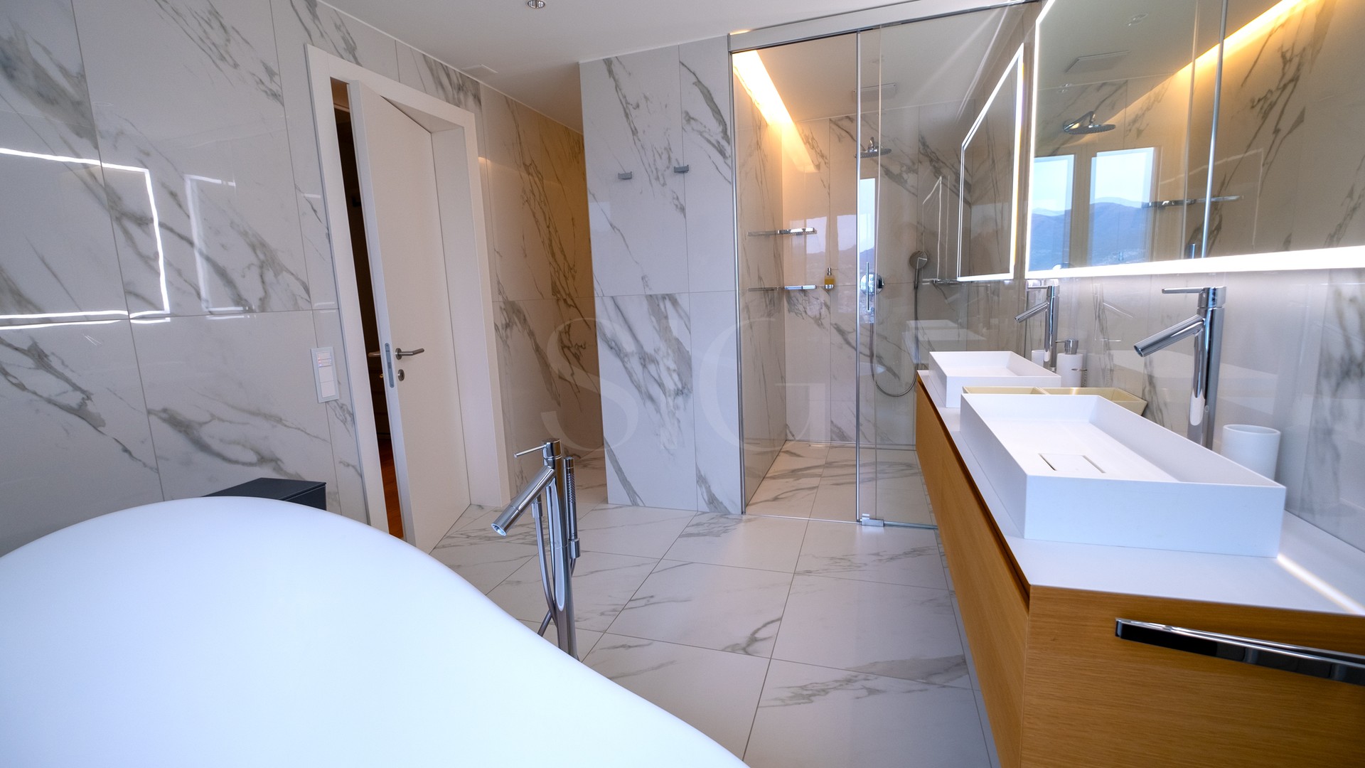 Modernes Luxusbad mit Natursteinoptik