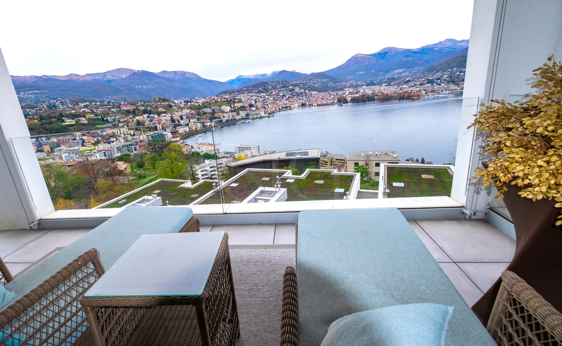 Seeblick von einer Terrasse