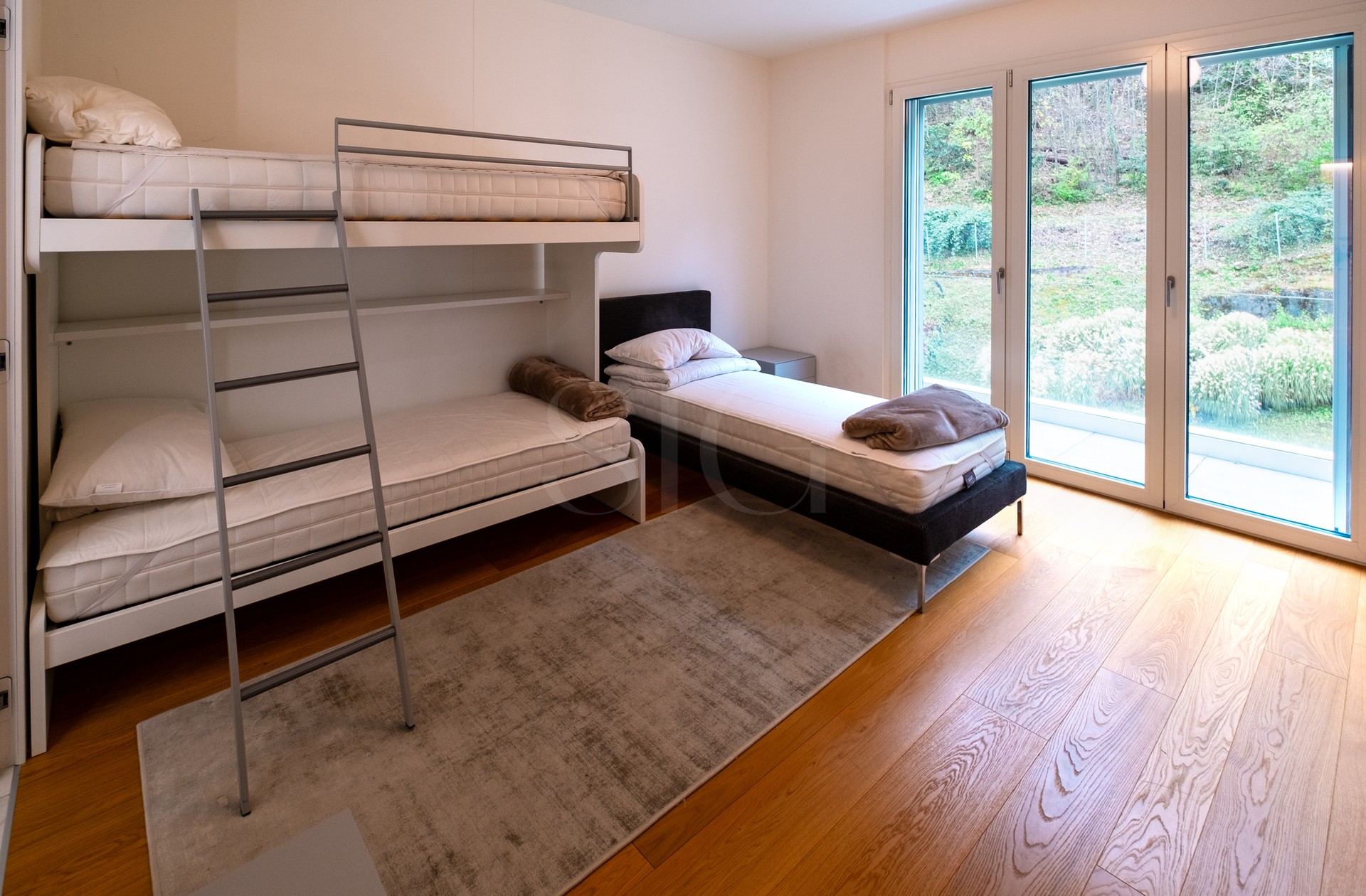 Kinderzimmer mit Etagenbett und Einzelbett