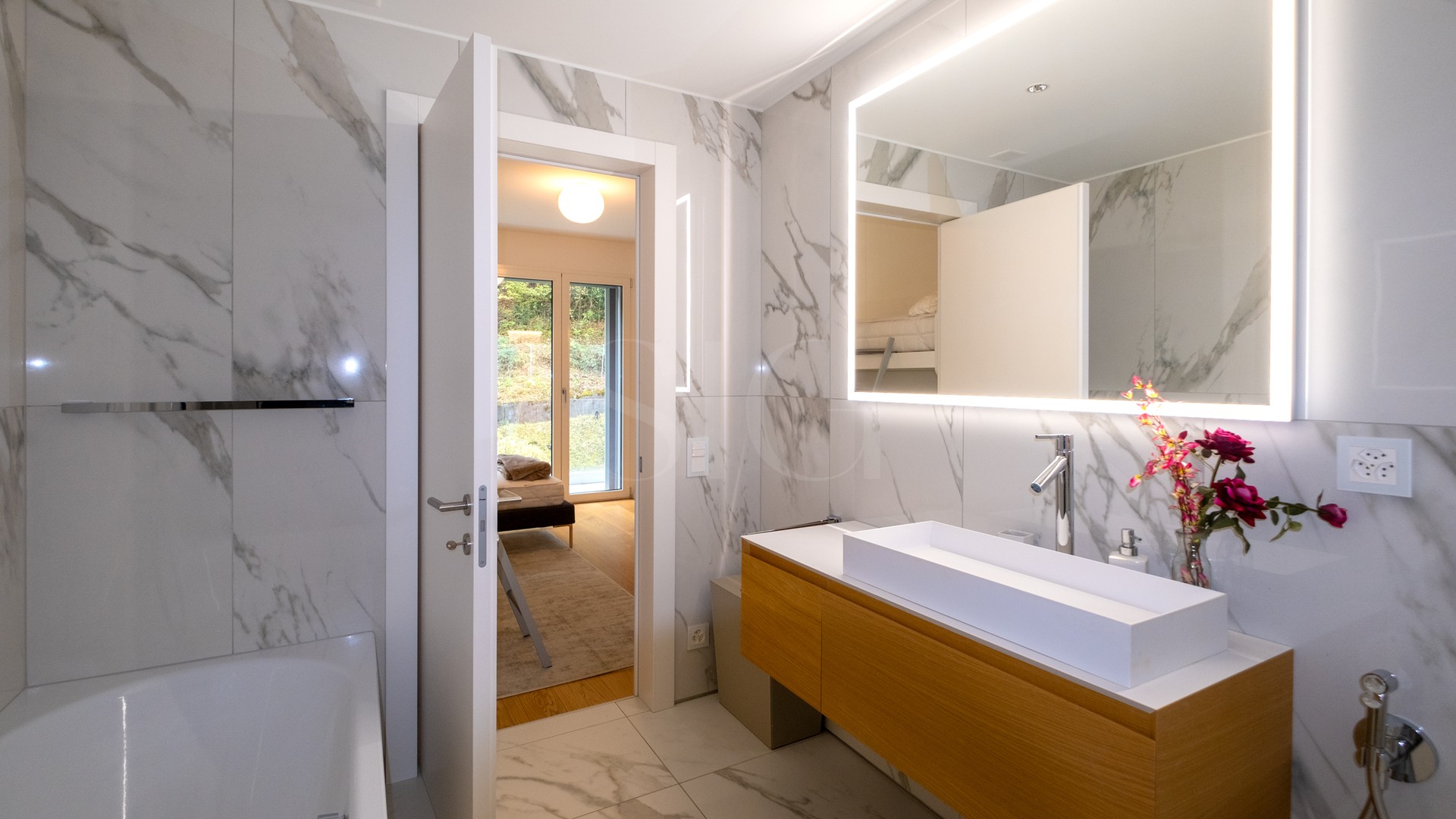 Modernes Badezimmer mit Marmoroptik und Waschtisch