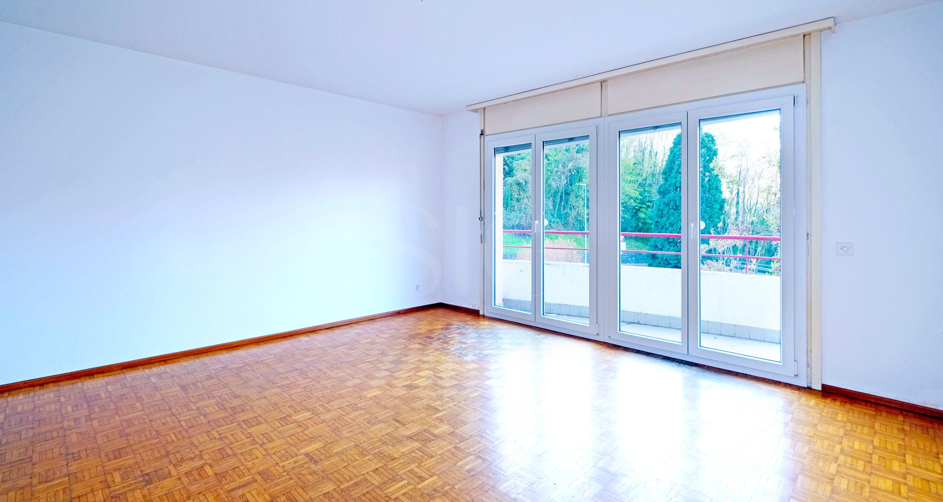 Leerer Wohnraum mit Balkonblick