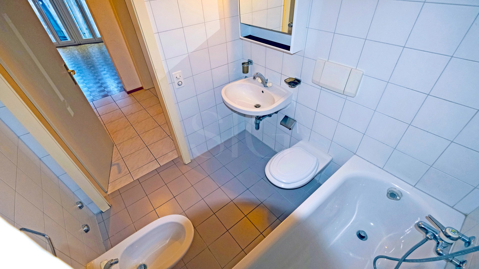 Badezimmer mit Wanne und WC