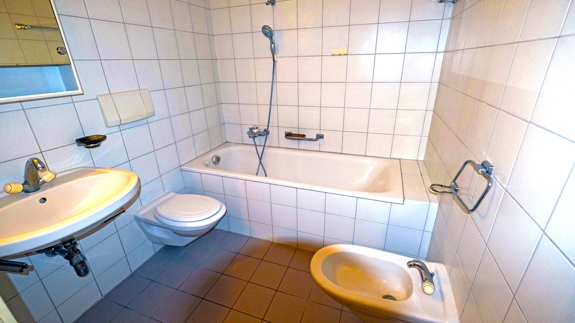 Badezimmer mit Wanne und zwei Waschtischen