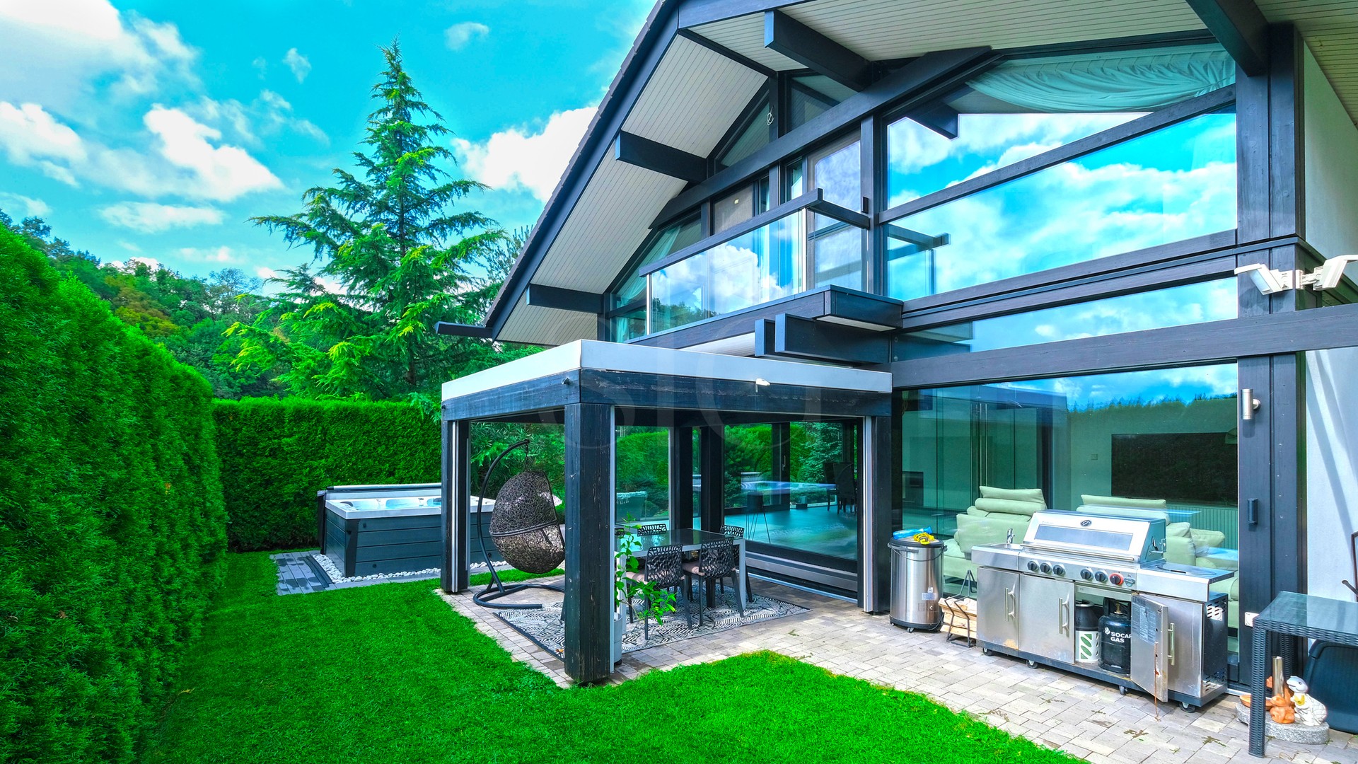 Moderner Garten mit Terrasse und Whirlpool