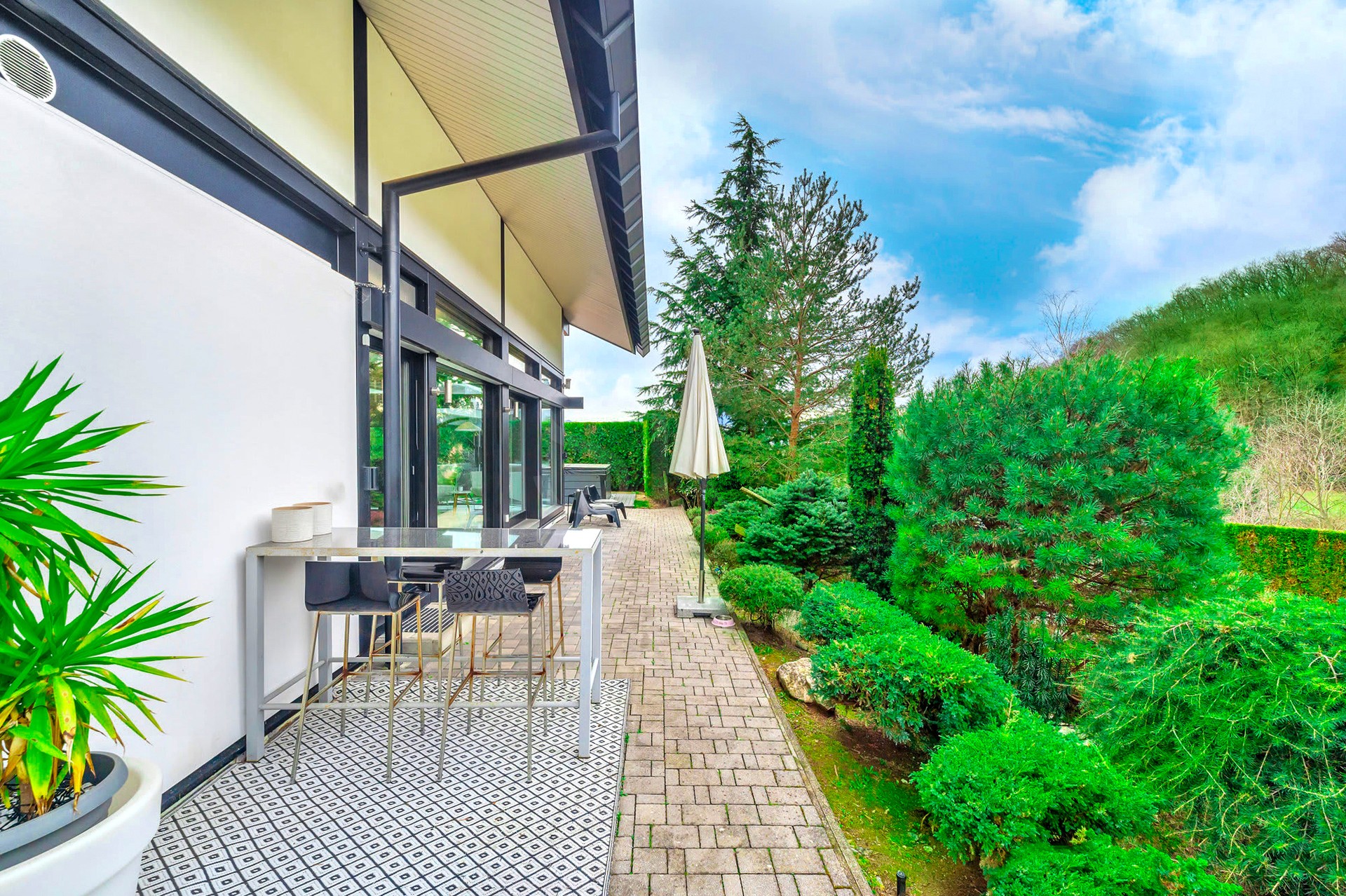 Moderne Terrasse mit Gartenblick