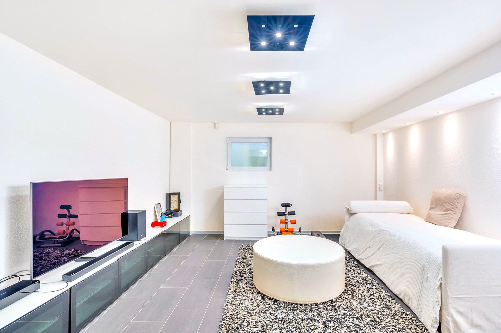 Modernes Schlafzimmer im Untergeschoss