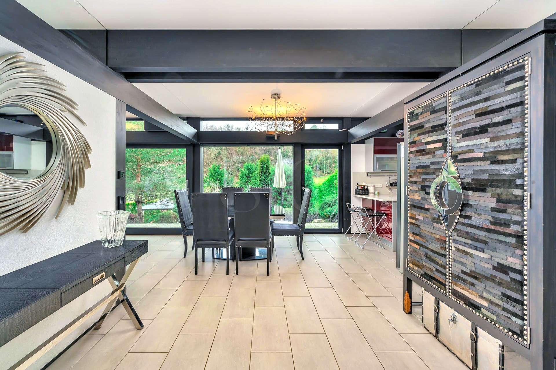 Moderner Essbereich mit großer Glasfront