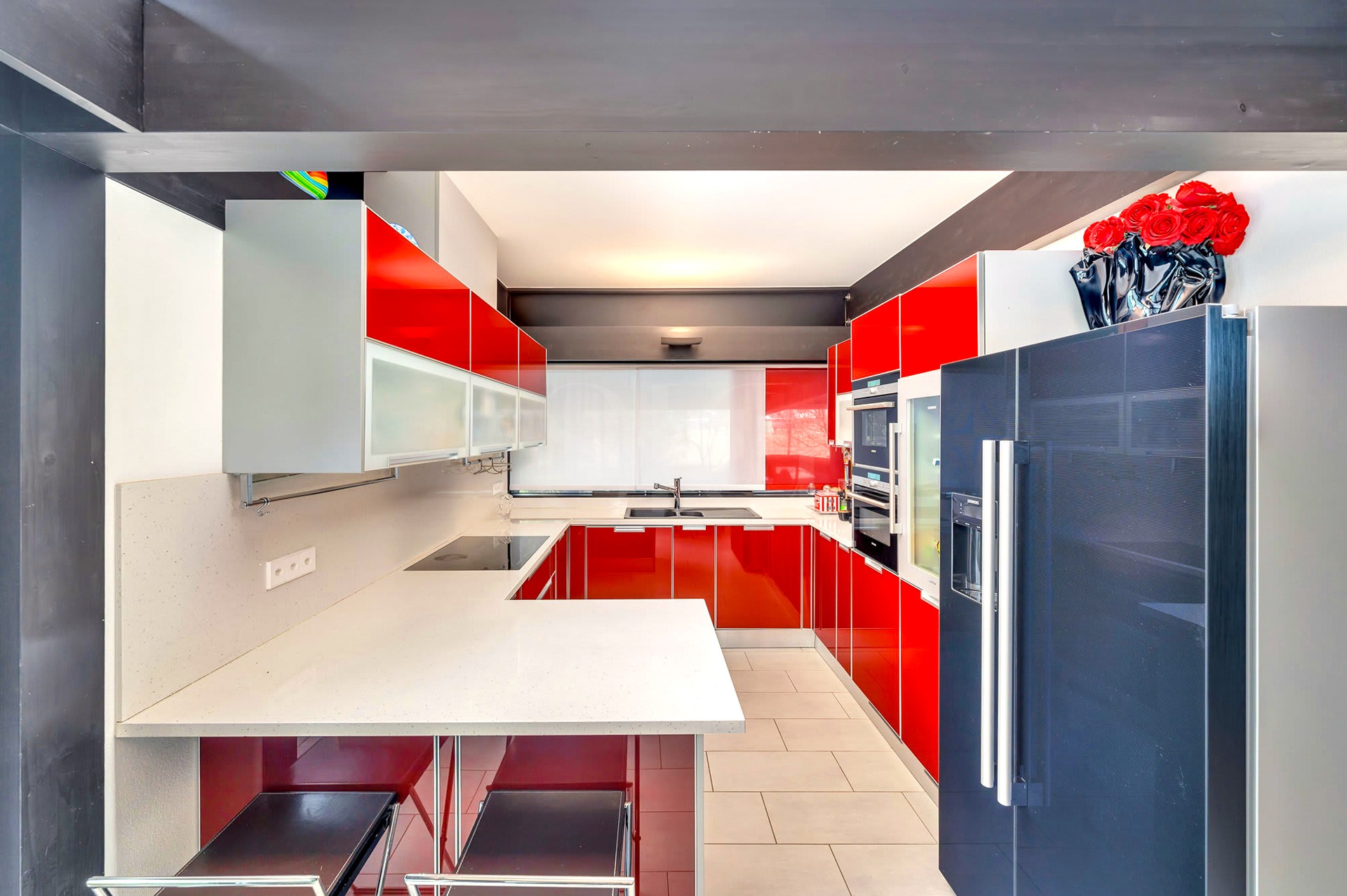 Moderne Küche mit kräftigen Rot- und Dunkeltönen