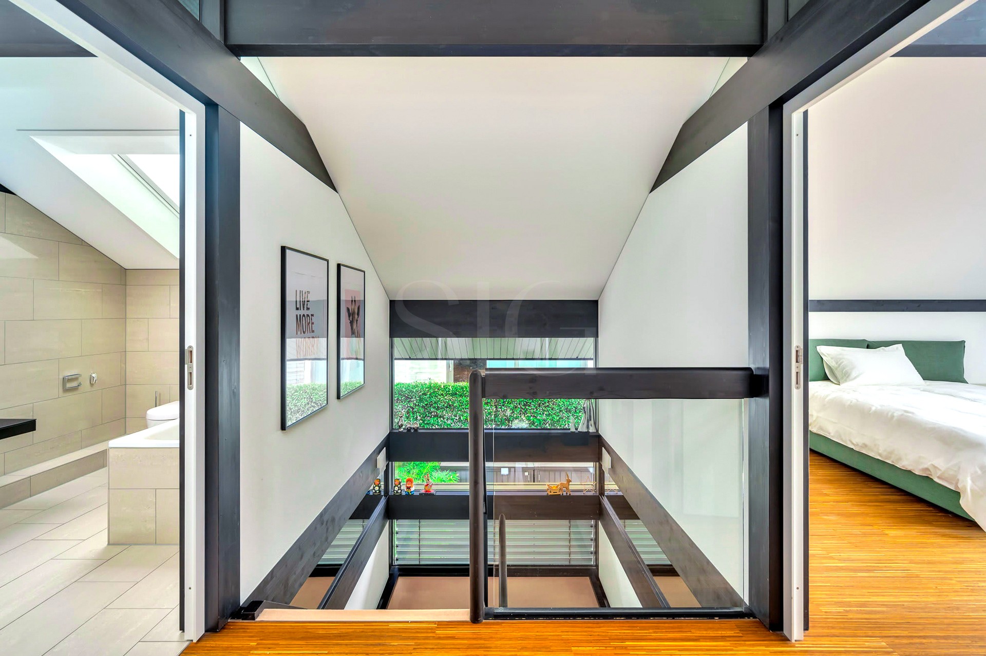Moderne Galerie mit Badezimmer und Schlafzimmer