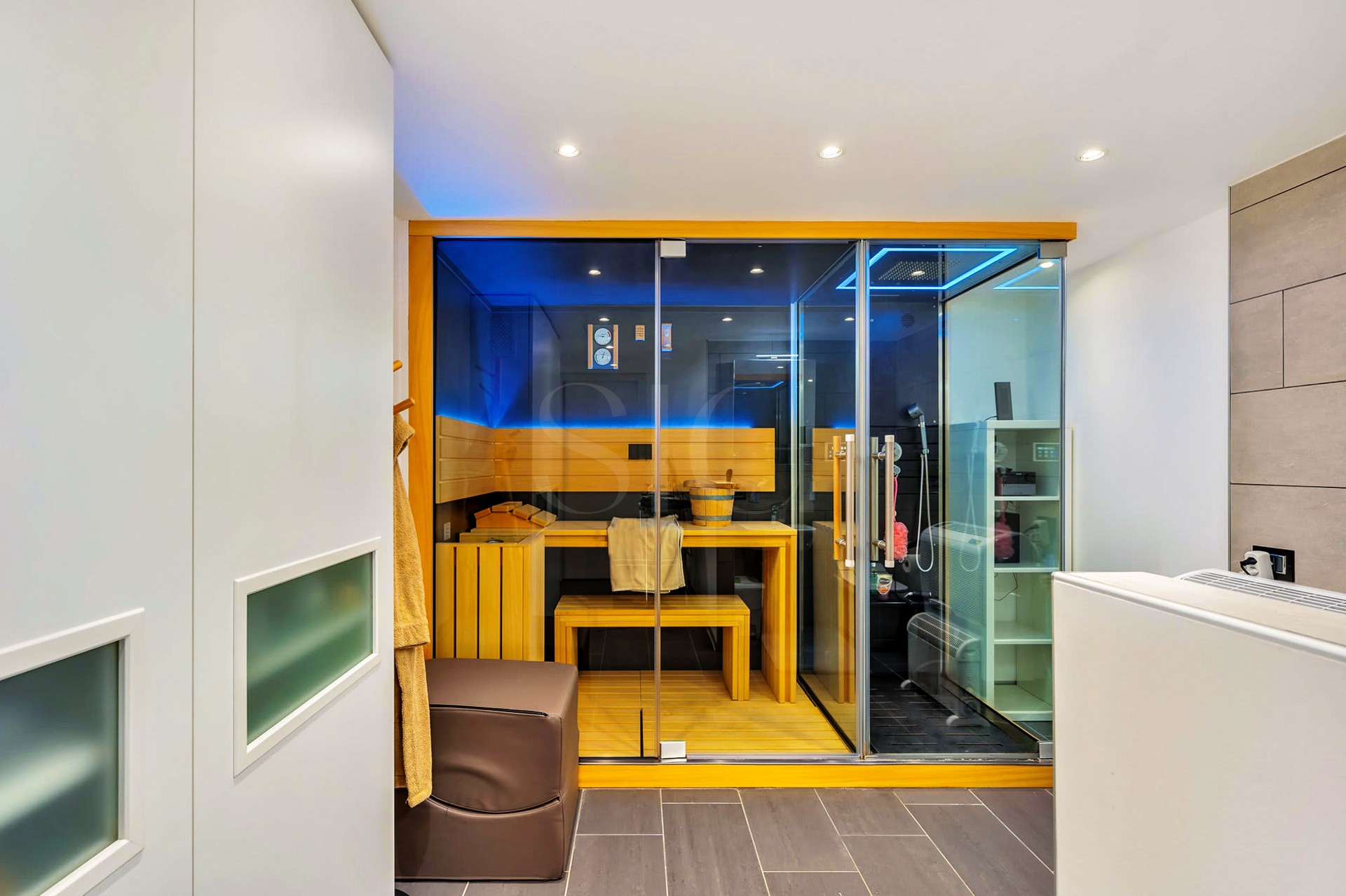 Moderne Wellnesskabine mit Glasfront