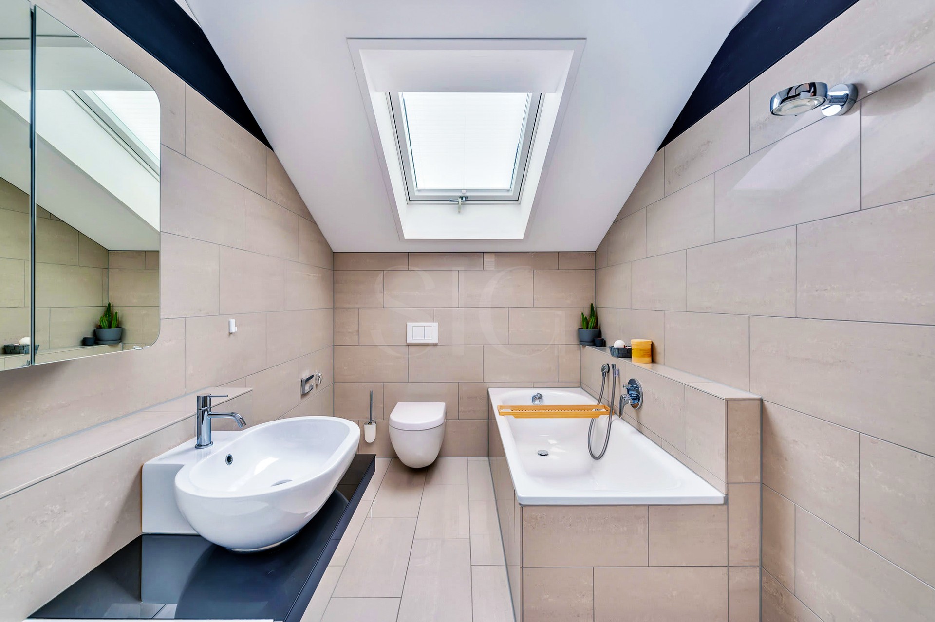 Modernes Dachgeschoss-Badezimmer mit Badewanne und Waschtisch