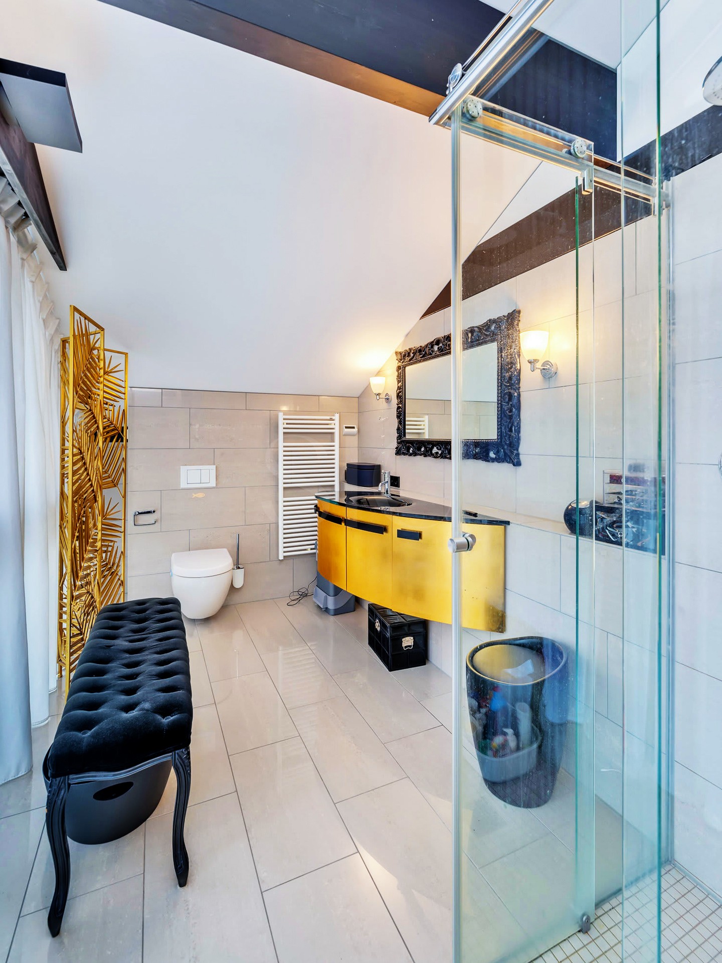 Luxuriöses Bad mit Dusche und Designer-Akzenten