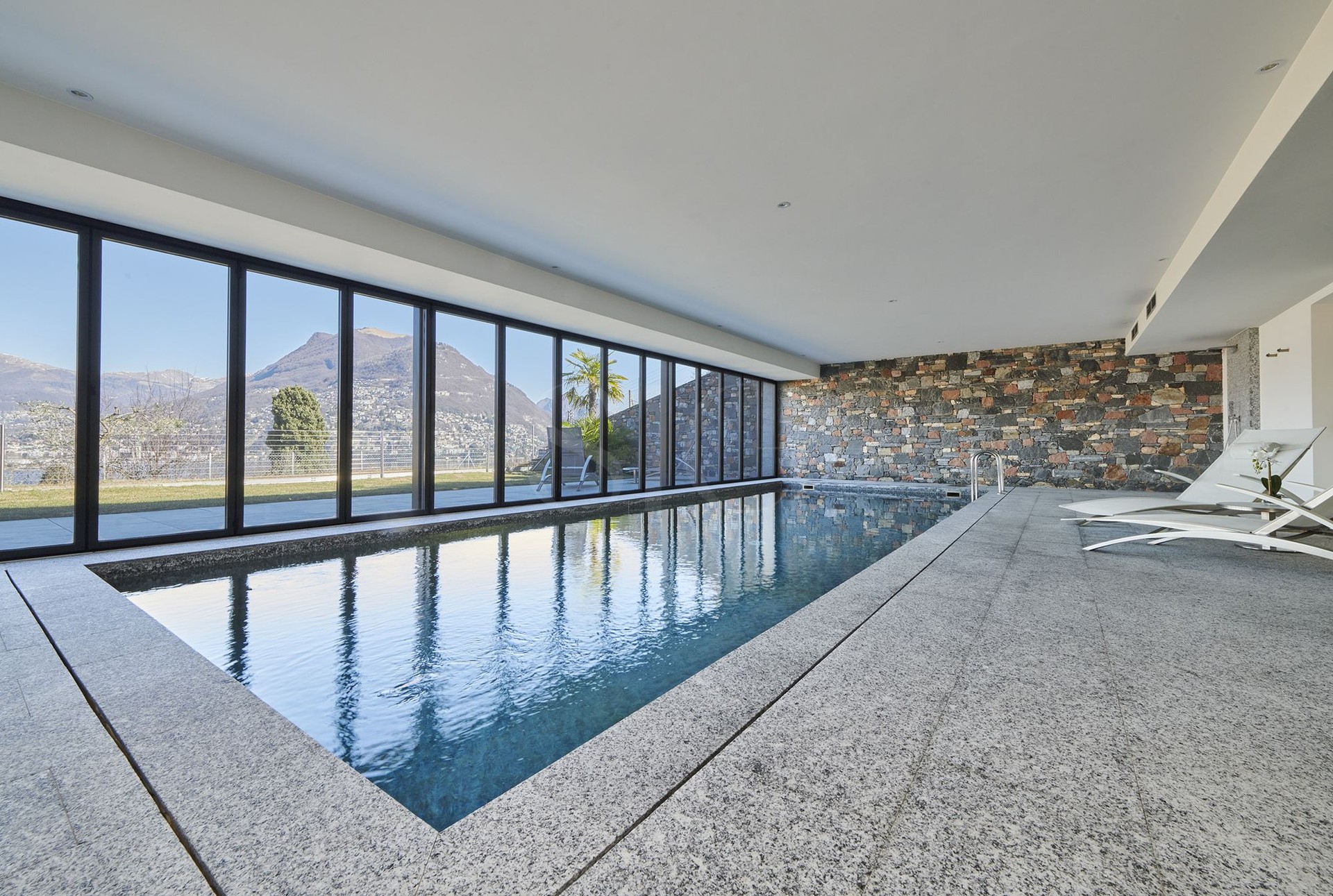 Innenpool mit Bergblick