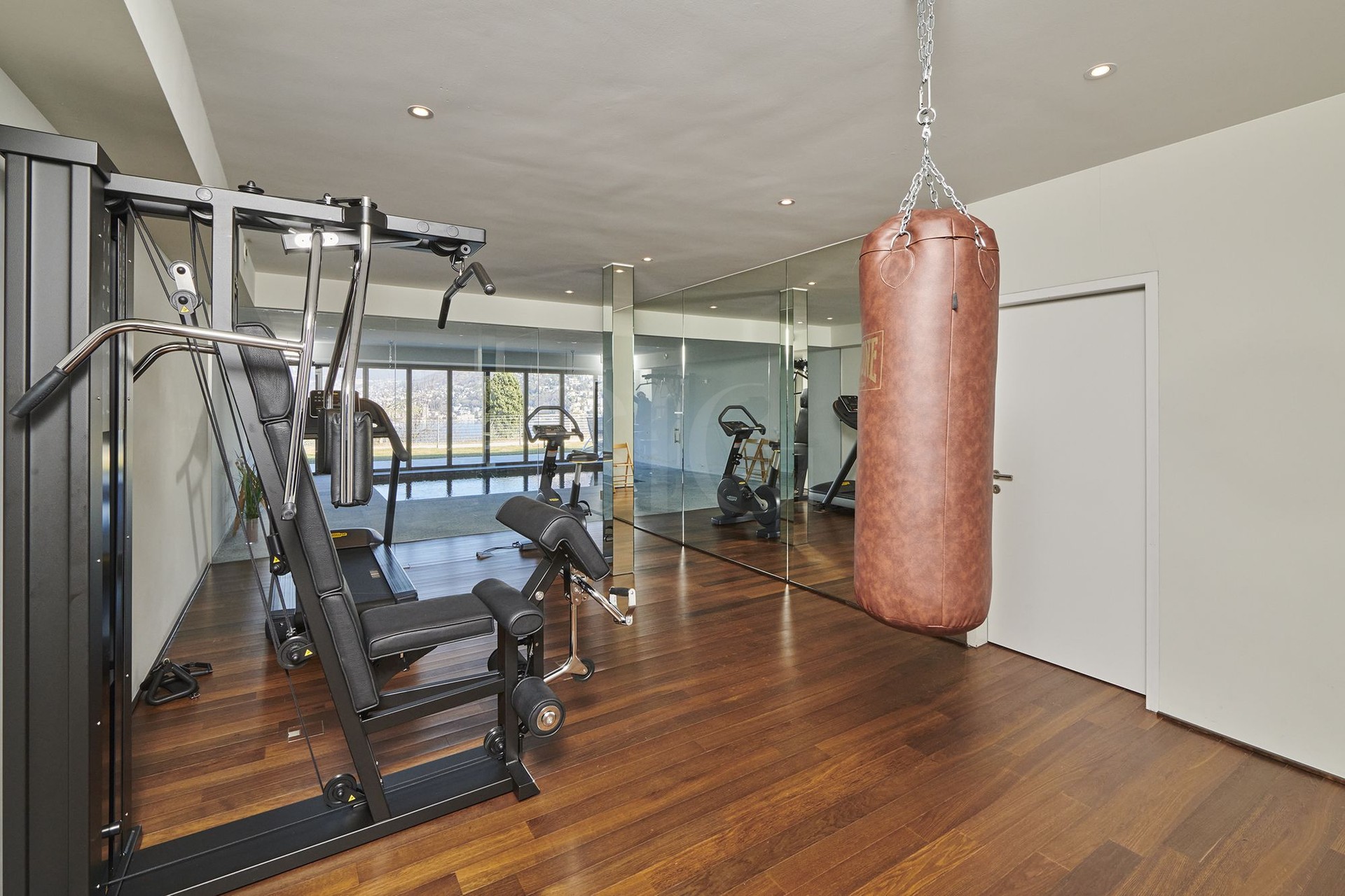 Hochwertiger Fitnessraum mit Blick ins Freie