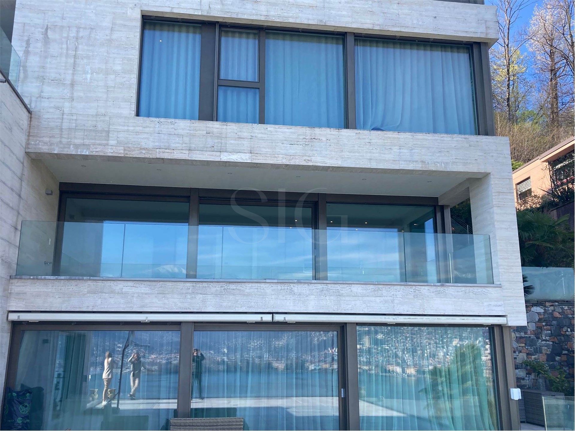 Moderne Glasfassade mit Balkonen