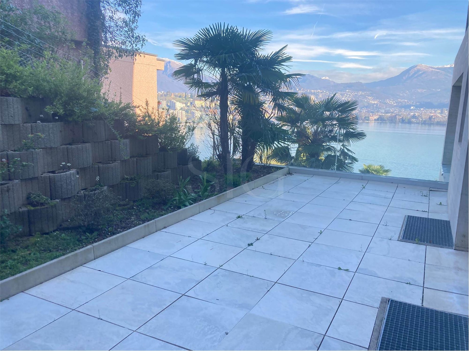 Seeblick-Terrasse mit Alpenpanorama